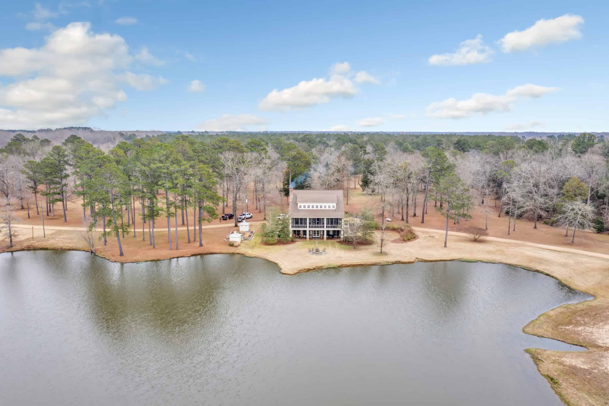 668 Acre Turnkey Hunting Property Sleeps 22 in West AL