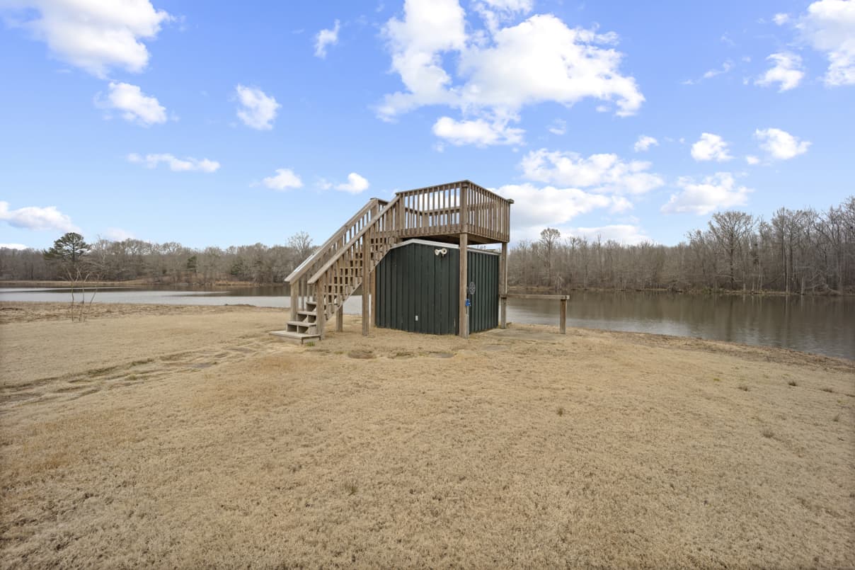 668 Acre Turnkey Hunting Property Sleeps 22 in West AL