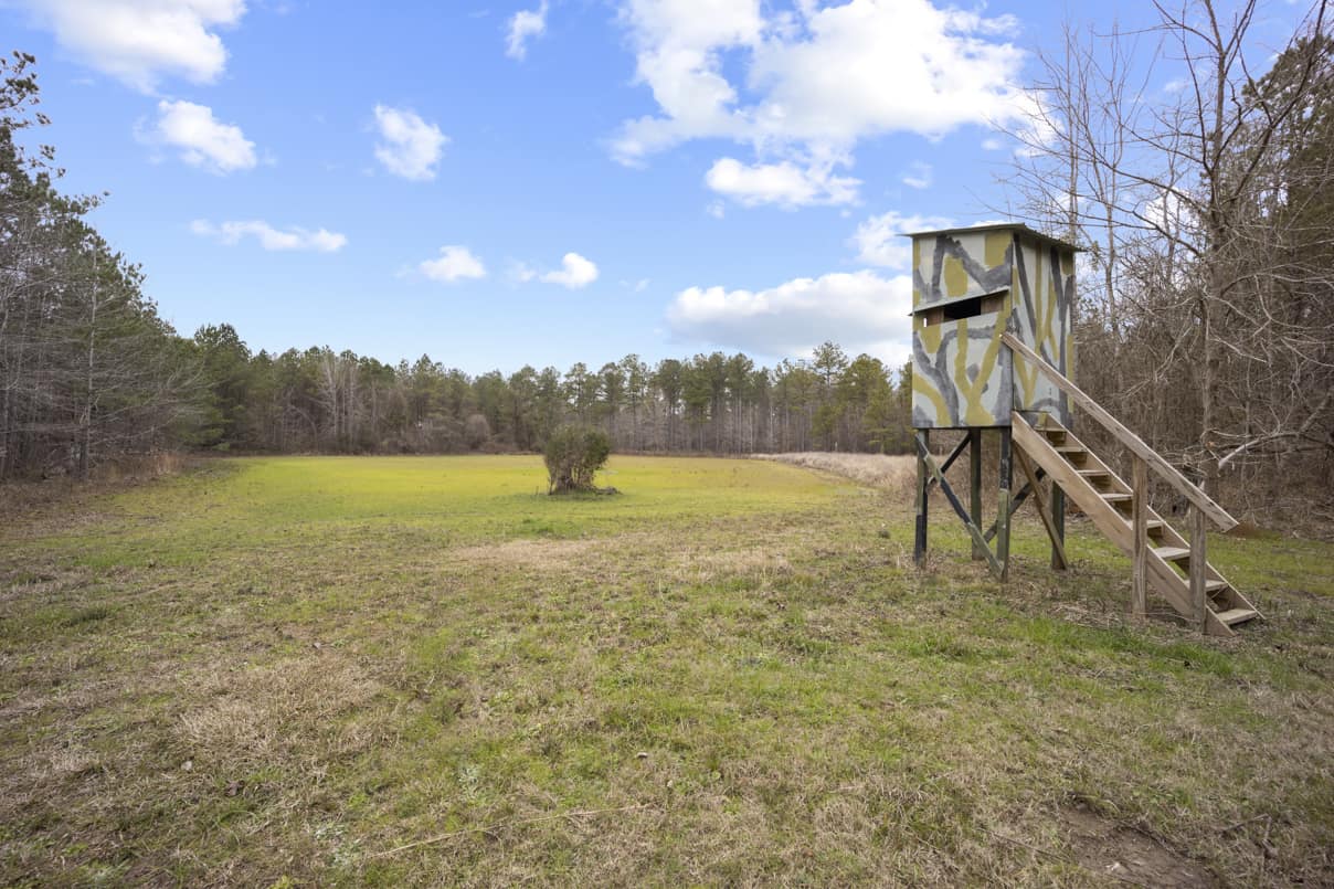 668 Acre Turnkey Hunting Property Sleeps 22 in West AL