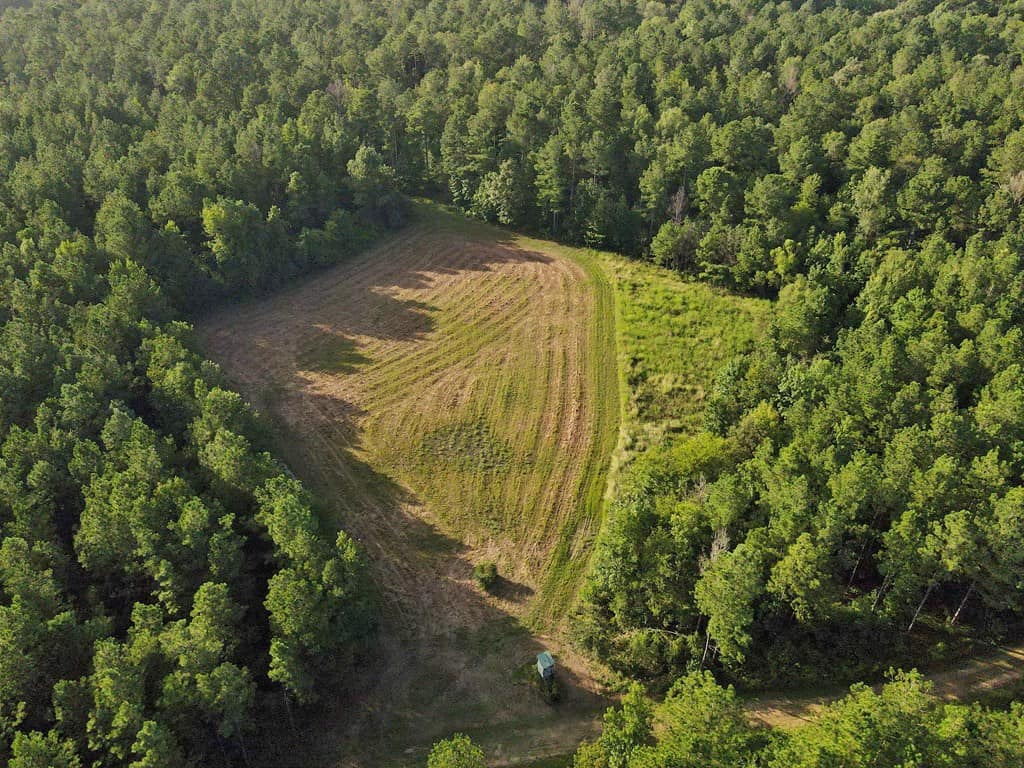 668 Acre Turnkey Hunting Property Sleeps 22 in West AL