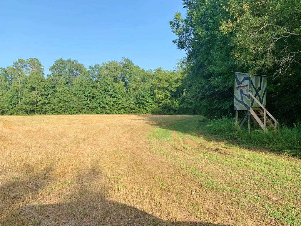 668 Acre Turnkey Hunting Property Sleeps 22 in West AL