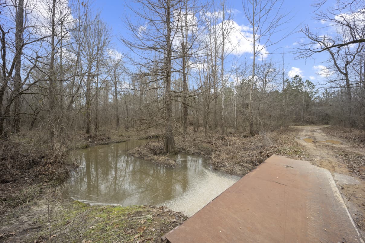668 Acre Turnkey Hunting Property Sleeps 22 in West AL