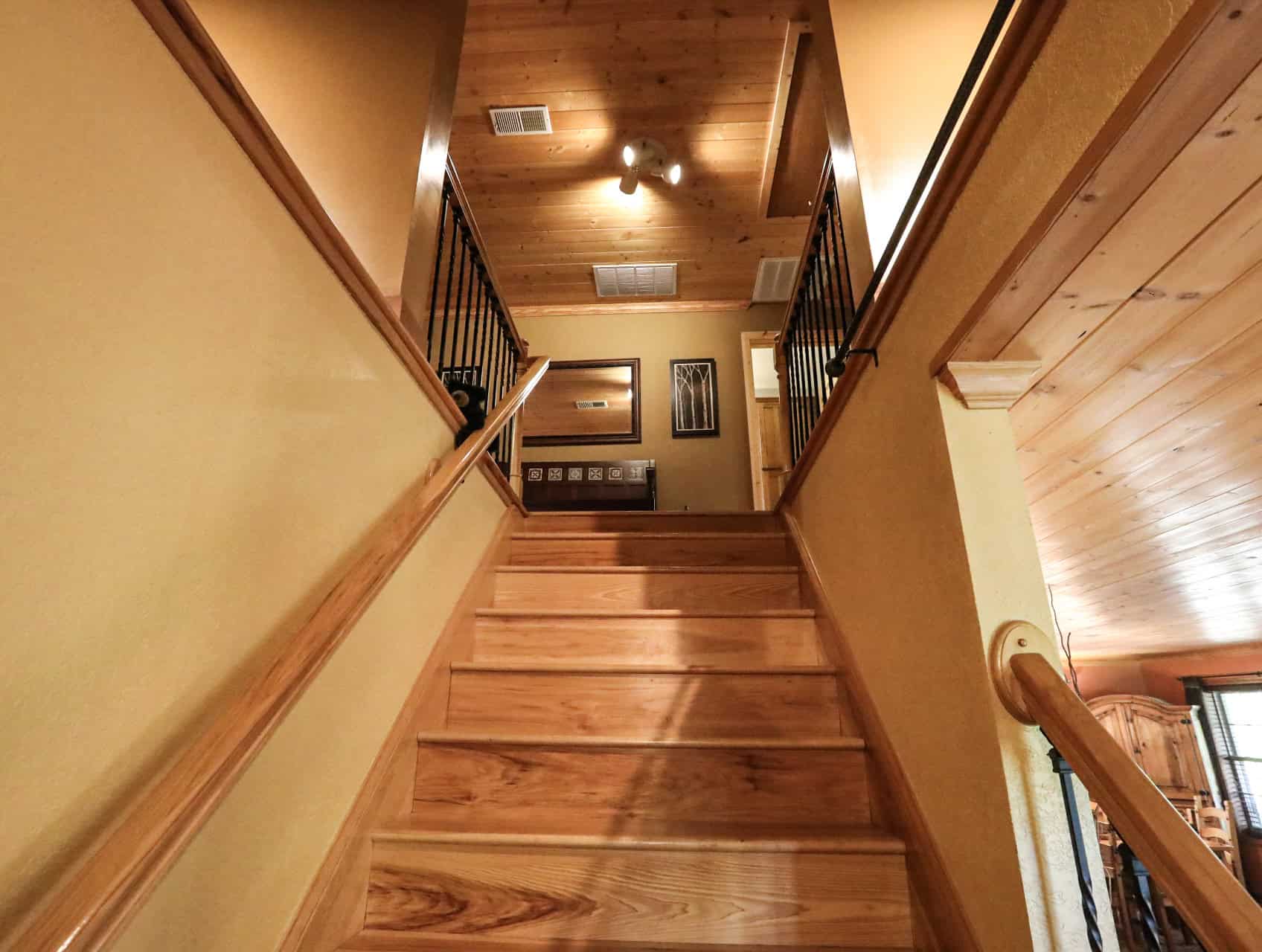 Home & cabins for sale adjoining Daniel Boone National Forest in KY