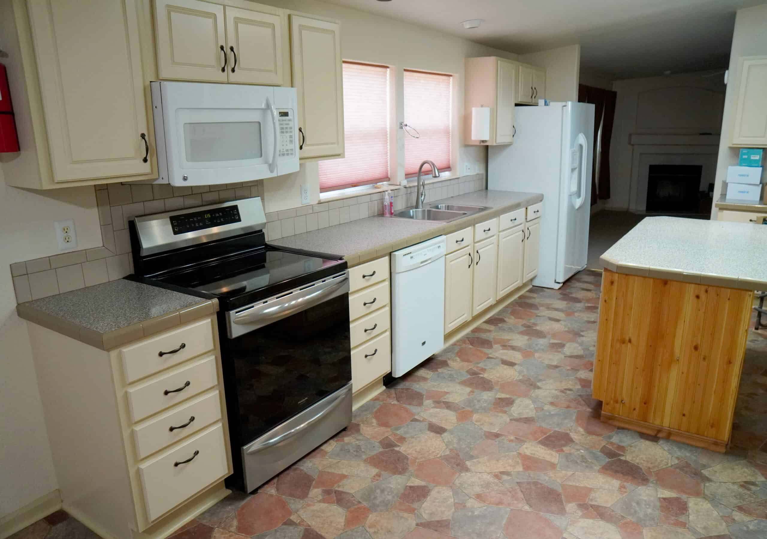 COUNTRY HOME AND RECREATIONAL LAND FOR SALE, MEEKER, OK