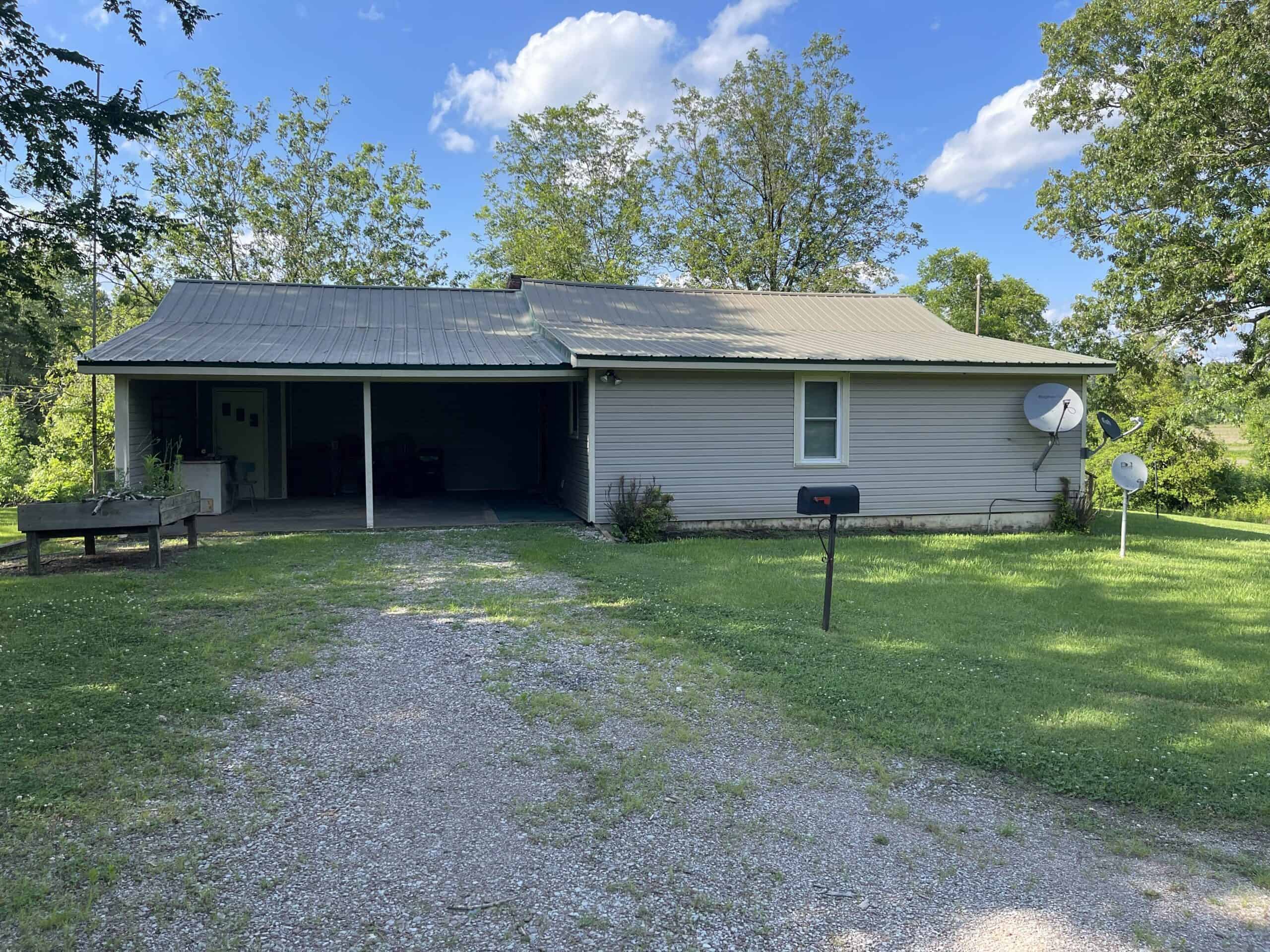 COUNTRY HOME FOR SALE IN MCNAIRY TN WITH 79.2 AC   – WHITE TAILED DEER HUNTING LAND – NO RESTRICTIONS
