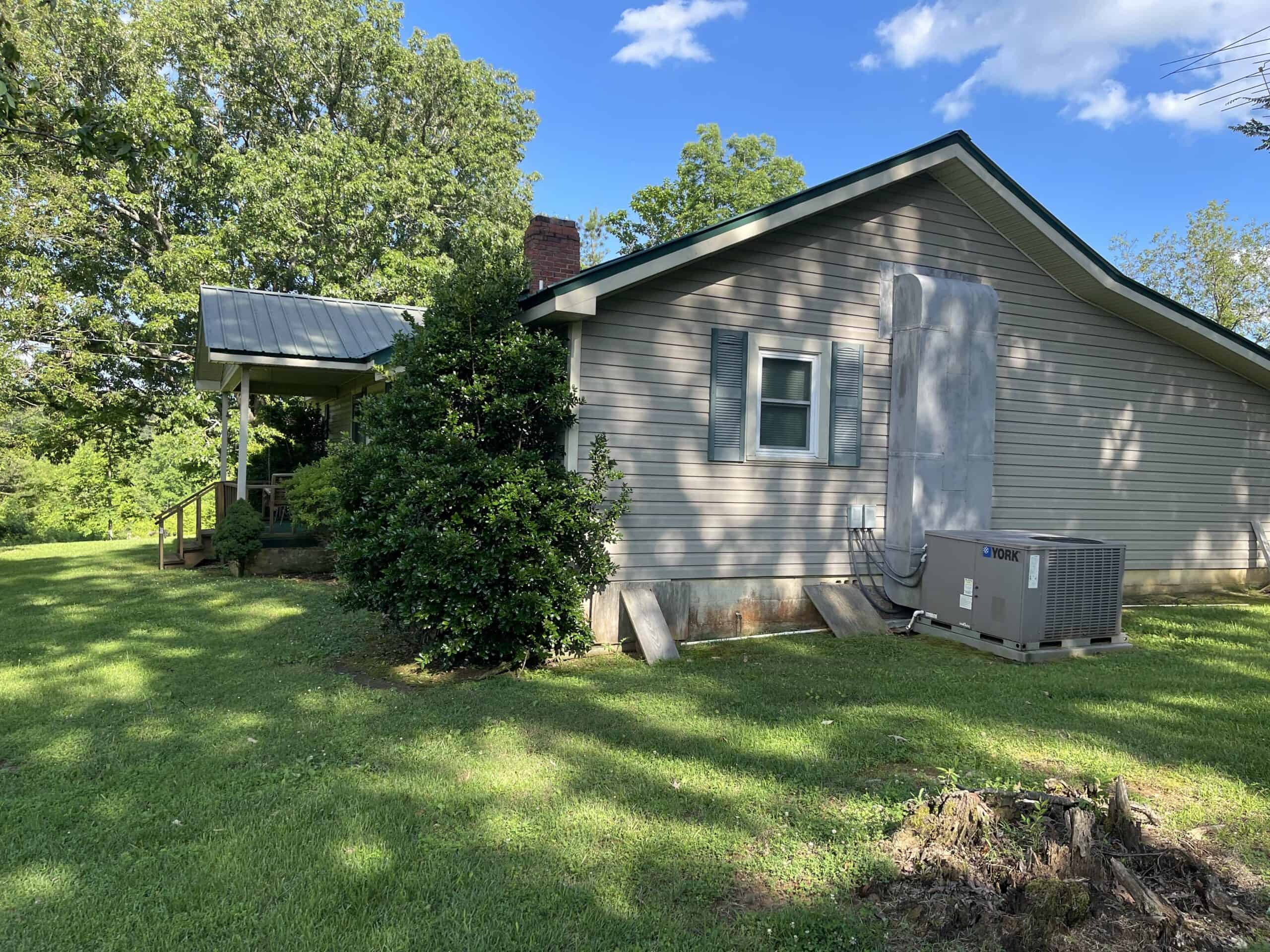 COUNTRY HOME FOR SALE IN MCNAIRY TN WITH 79.2 AC   – WHITE TAILED DEER HUNTING LAND – NO RESTRICTIONS