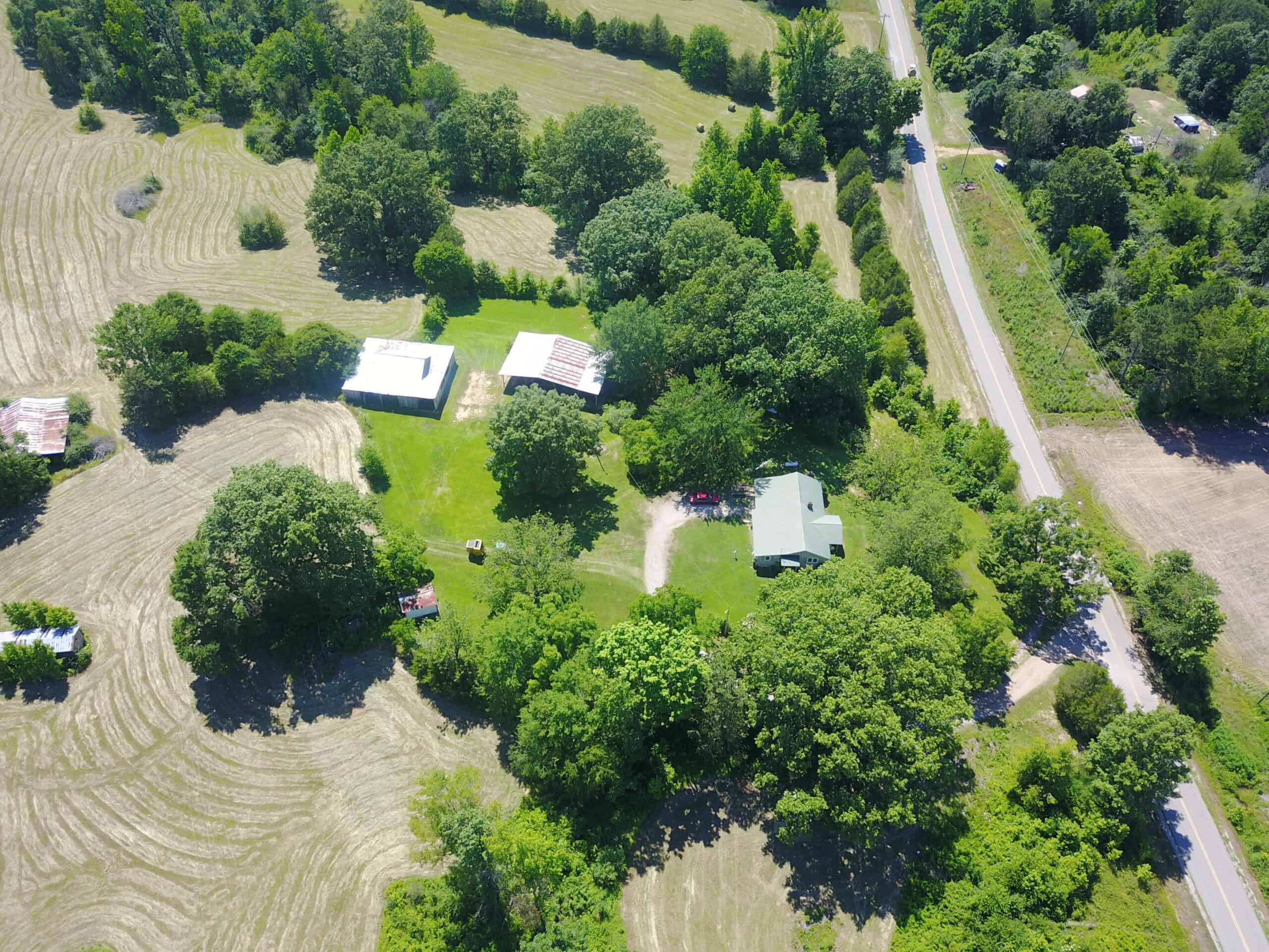 COUNTRY HOME FOR SALE IN MCNAIRY TN WITH 79.2 AC   – WHITE TAILED DEER HUNTING LAND – NO RESTRICTIONS