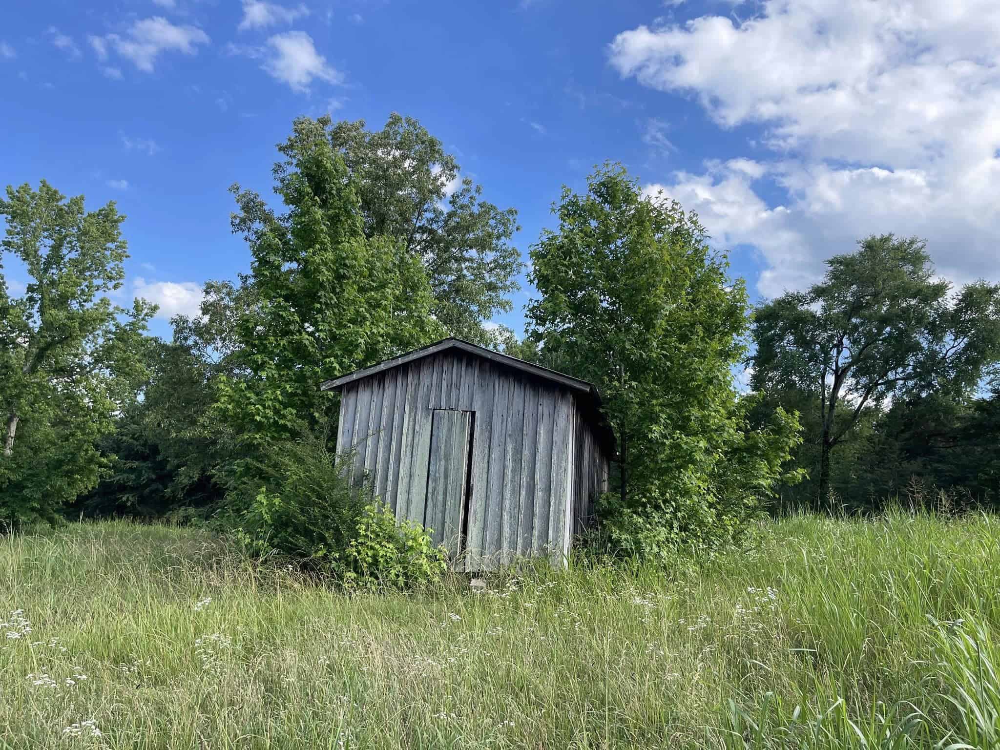 COUNTRY HOME FOR SALE IN MCNAIRY TN WITH 79.2 AC   – WHITE TAILED DEER HUNTING LAND – NO RESTRICTIONS