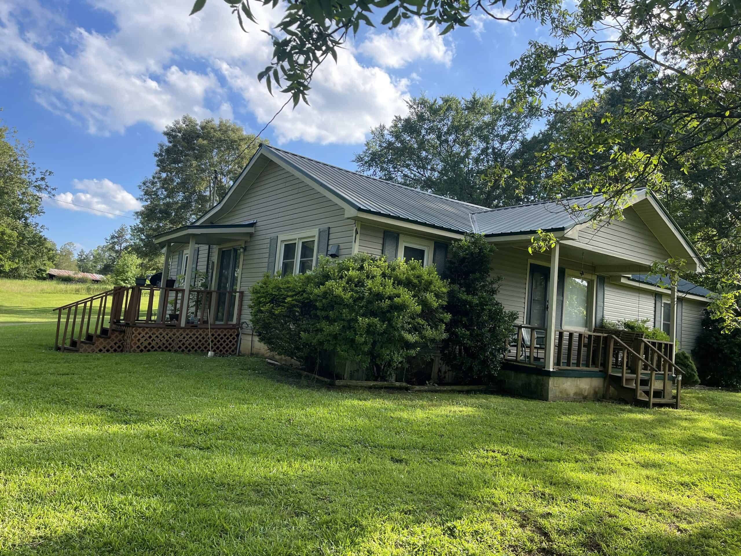 COUNTRY HOME FOR SALE IN MCNAIRY TN WITH 79.2 AC   – WHITE TAILED DEER HUNTING LAND – NO RESTRICTIONS
