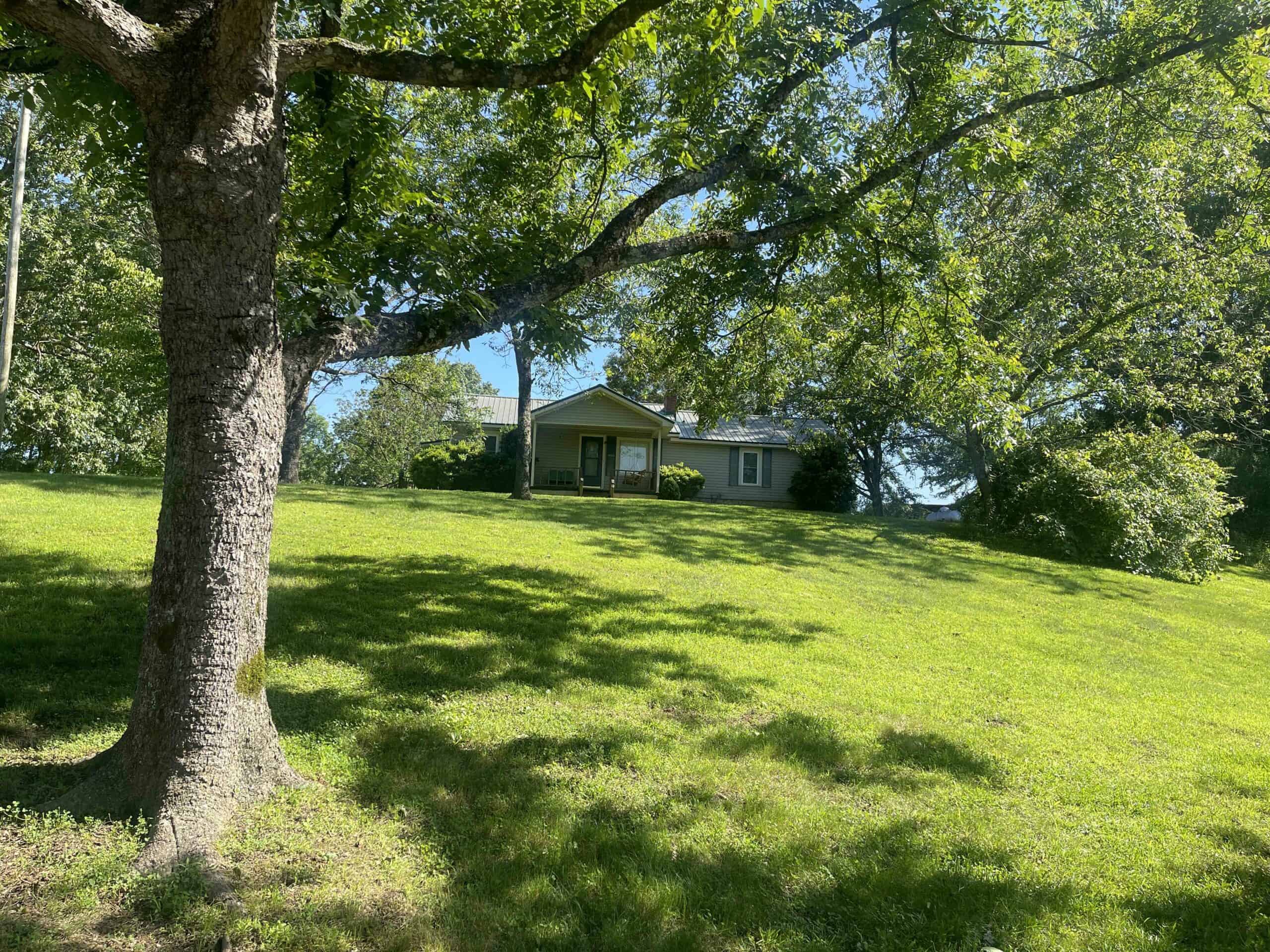 COUNTRY HOME FOR SALE IN MCNAIRY TN WITH 79.2 AC   – WHITE TAILED DEER HUNTING LAND – NO RESTRICTIONS