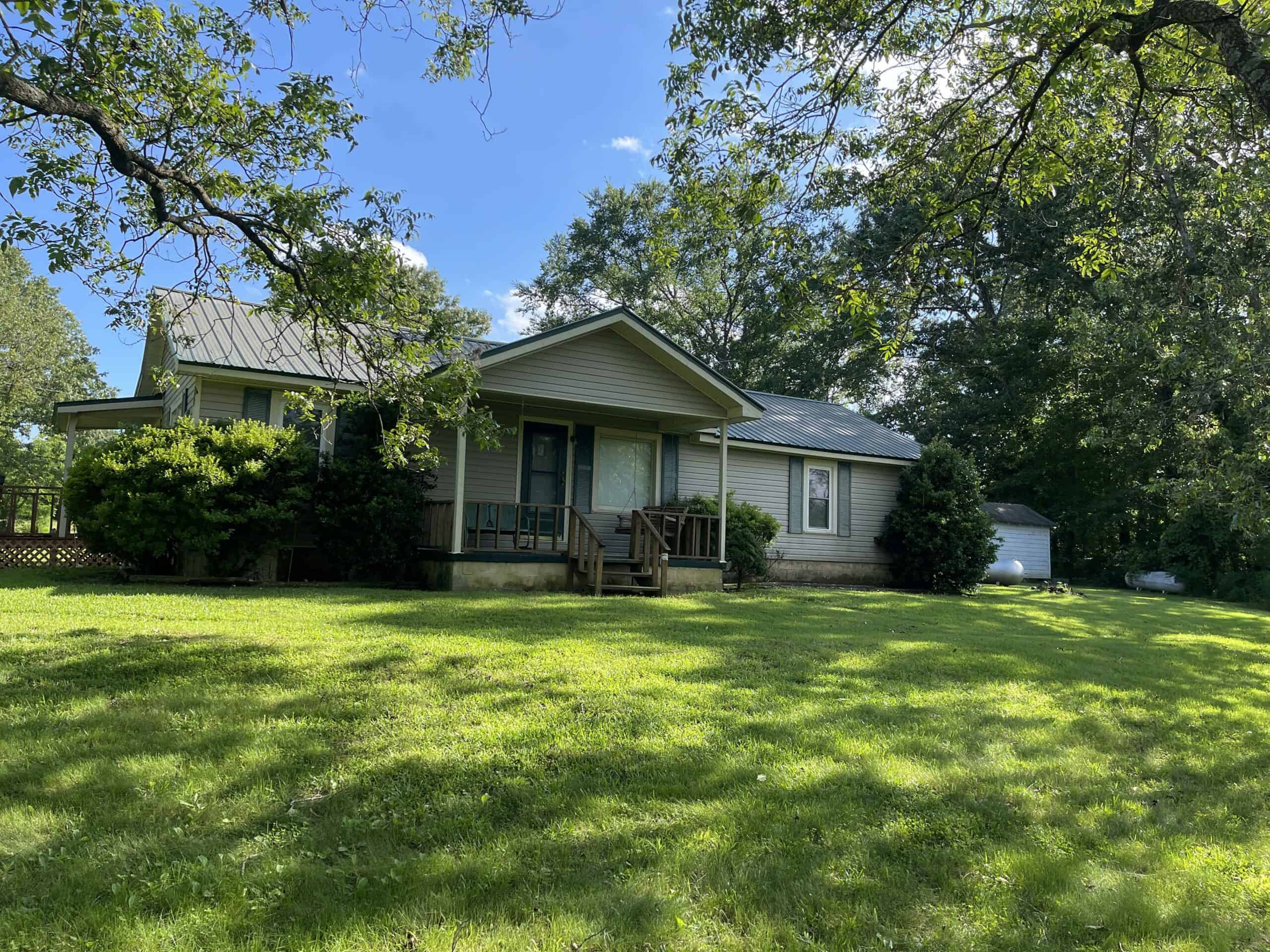 COUNTRY HOME FOR SALE IN MCNAIRY TN WITH 79.2 AC   – WHITE TAILED DEER HUNTING LAND – NO RESTRICTIONS
