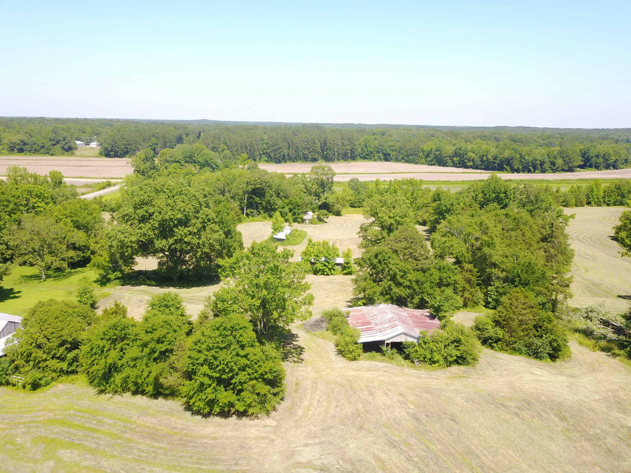 COUNTRY HOME FOR SALE IN MCNAIRY TN WITH 79.2 AC   – WHITE TAILED DEER HUNTING LAND – NO RESTRICTIONS