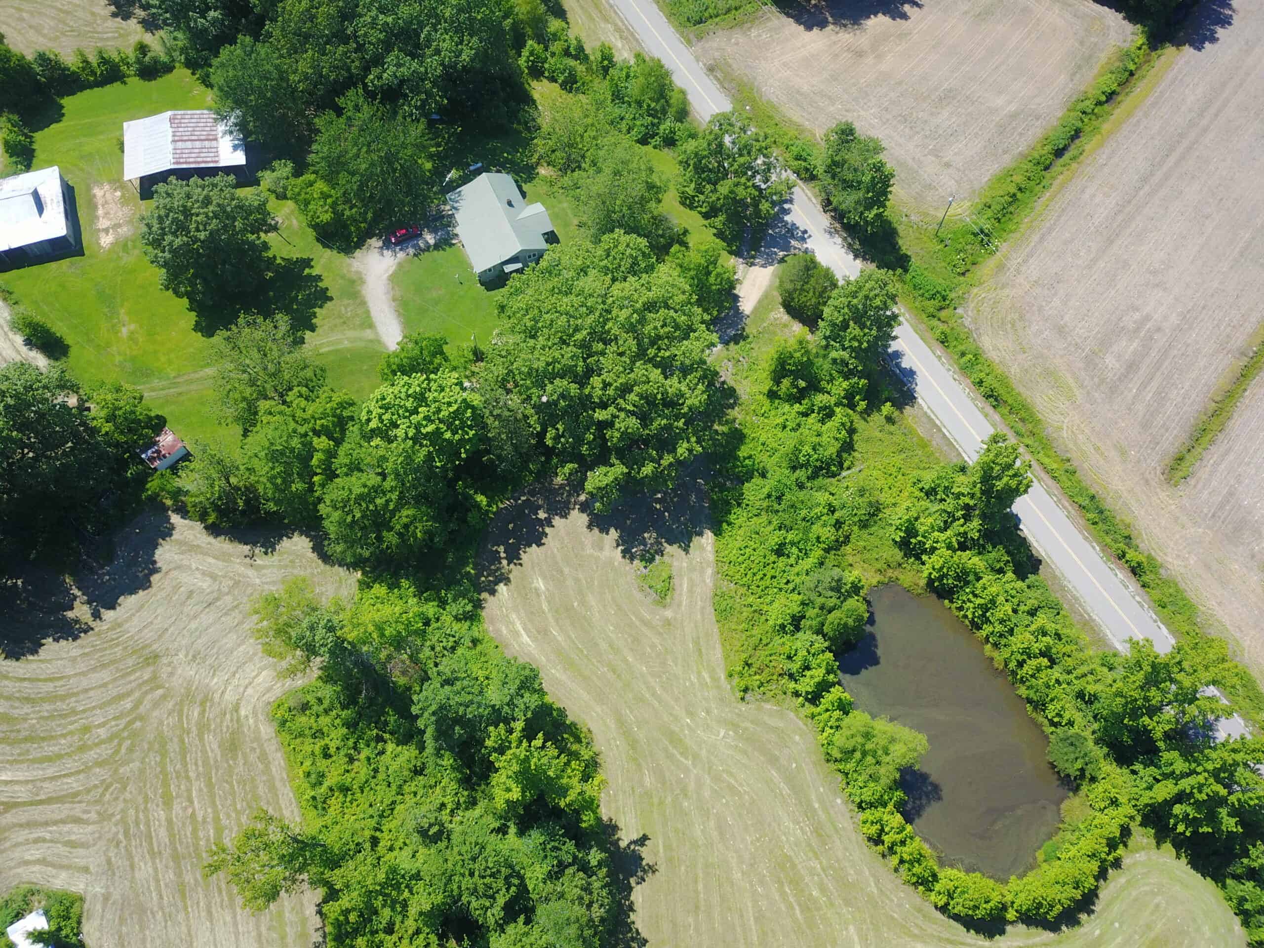 COUNTRY HOME FOR SALE IN MCNAIRY TN WITH 79.2 AC   – WHITE TAILED DEER HUNTING LAND – NO RESTRICTIONS