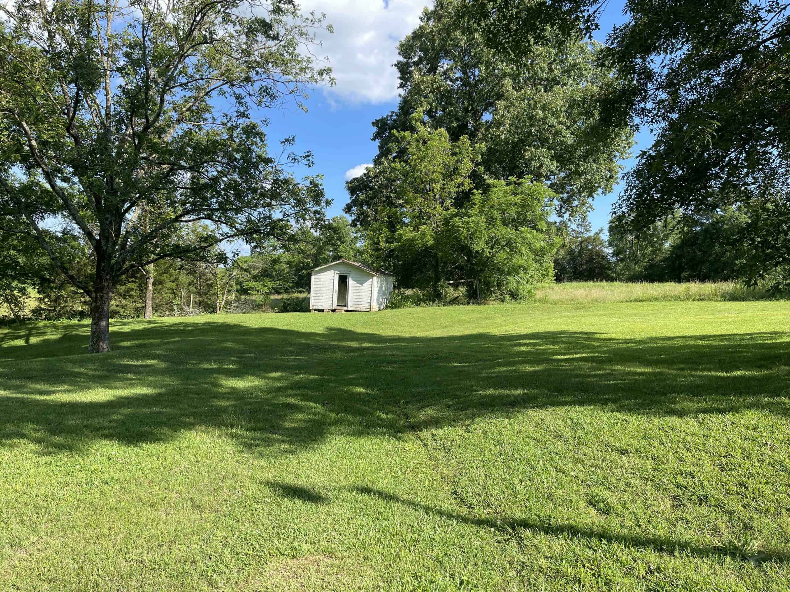 COUNTRY HOME FOR SALE IN MCNAIRY TN WITH 79.2 AC   – WHITE TAILED DEER HUNTING LAND – NO RESTRICTIONS