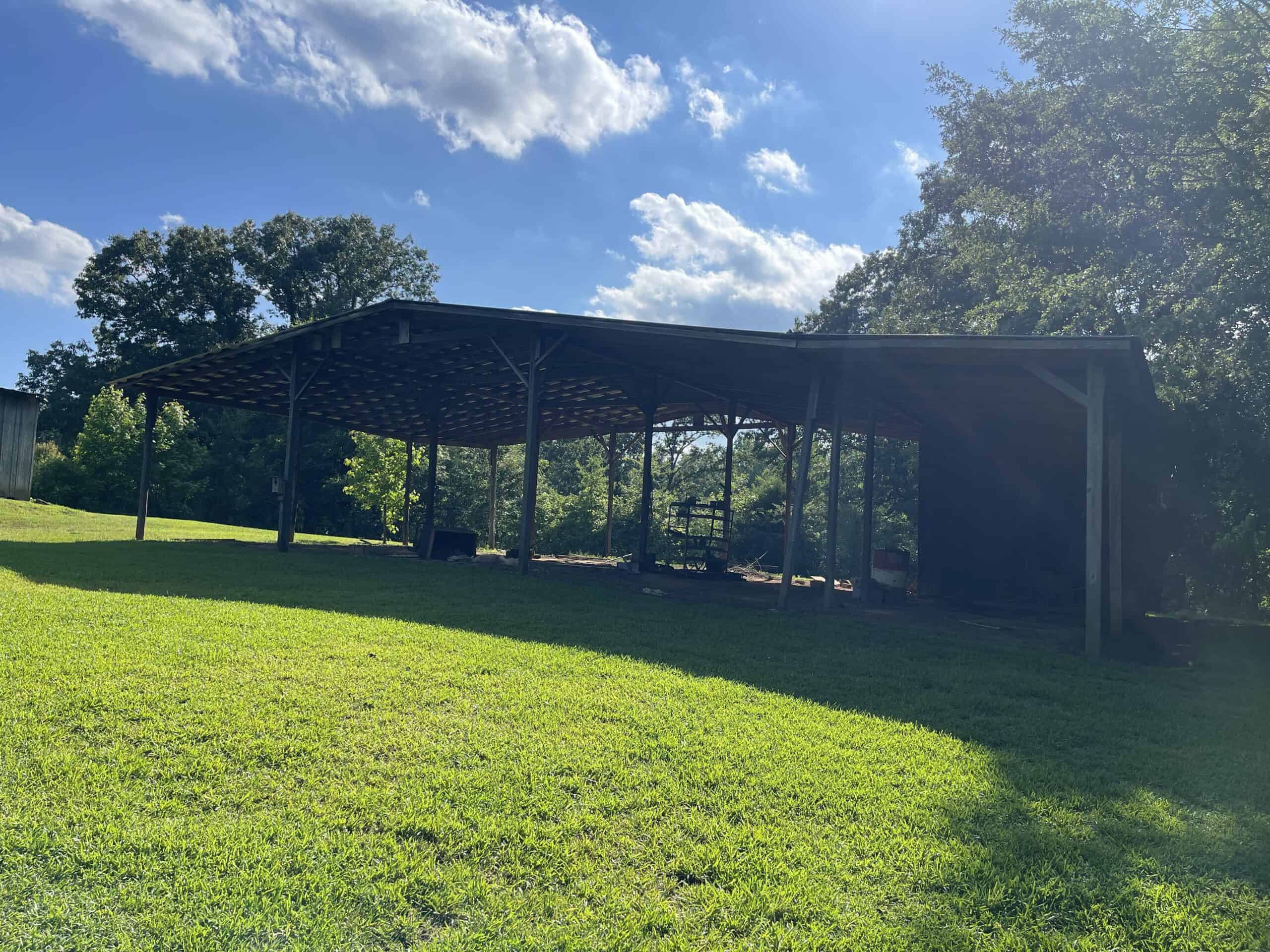 COUNTRY HOME FOR SALE IN MCNAIRY TN WITH 79.2 AC   – WHITE TAILED DEER HUNTING LAND – NO RESTRICTIONS