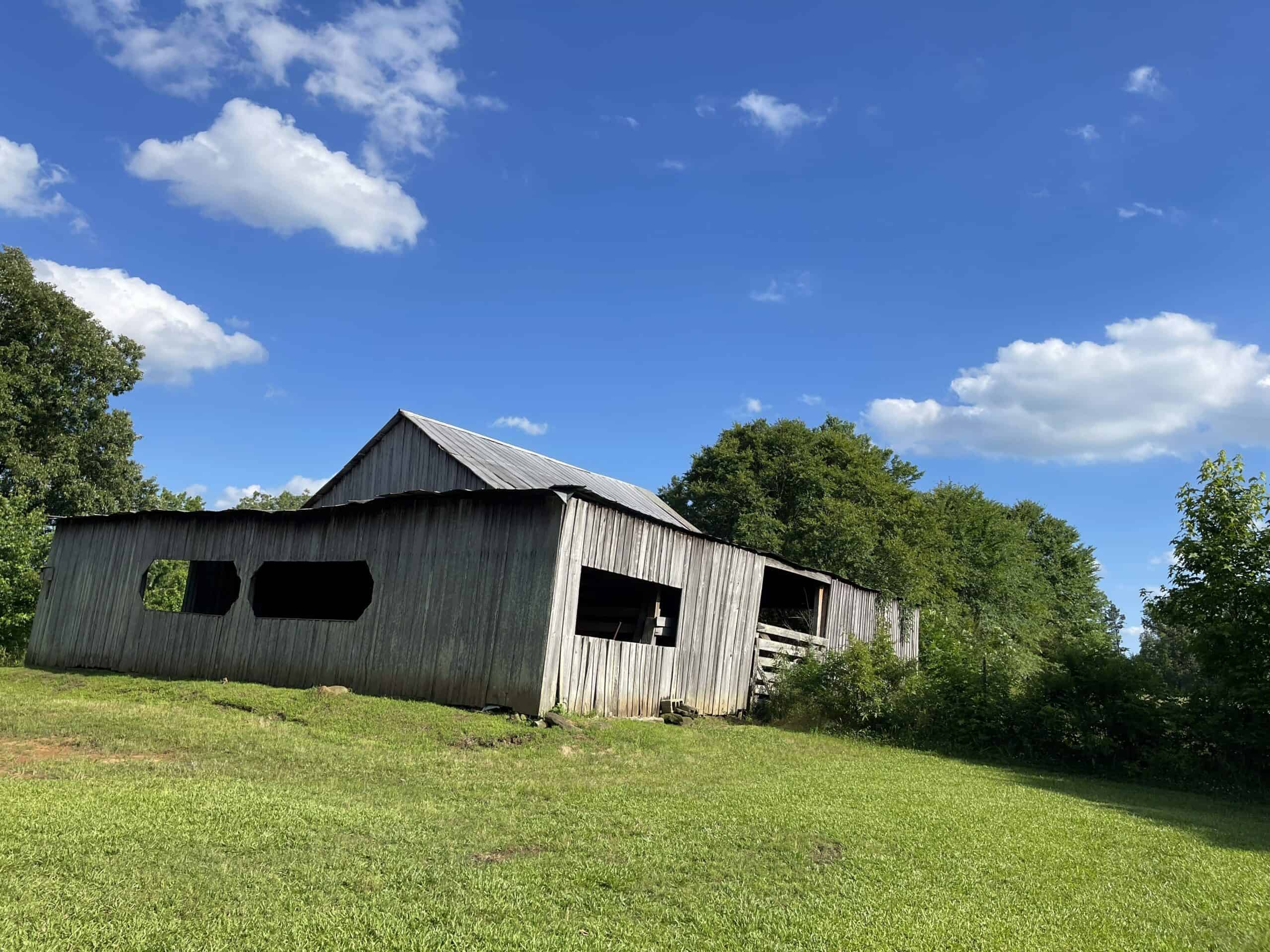 COUNTRY HOME FOR SALE IN MCNAIRY TN WITH 79.2 AC   – WHITE TAILED DEER HUNTING LAND – NO RESTRICTIONS