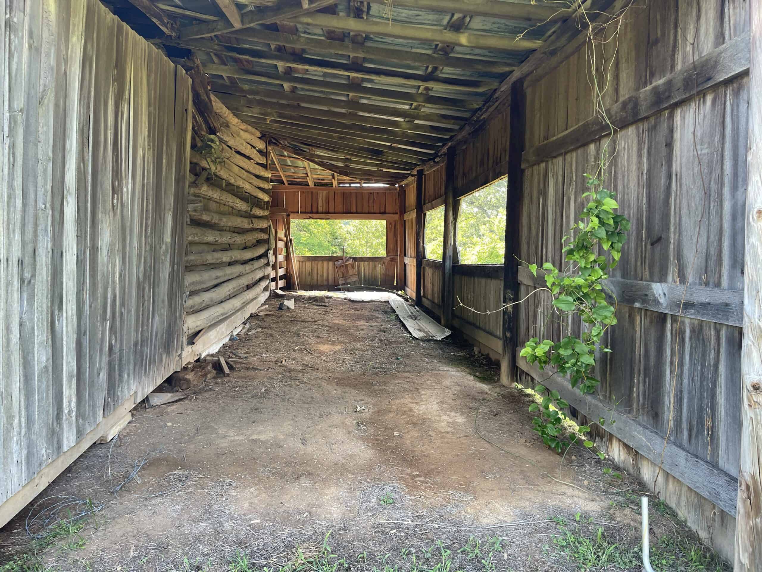 COUNTRY HOME FOR SALE IN MCNAIRY TN WITH 79.2 AC   – WHITE TAILED DEER HUNTING LAND – NO RESTRICTIONS