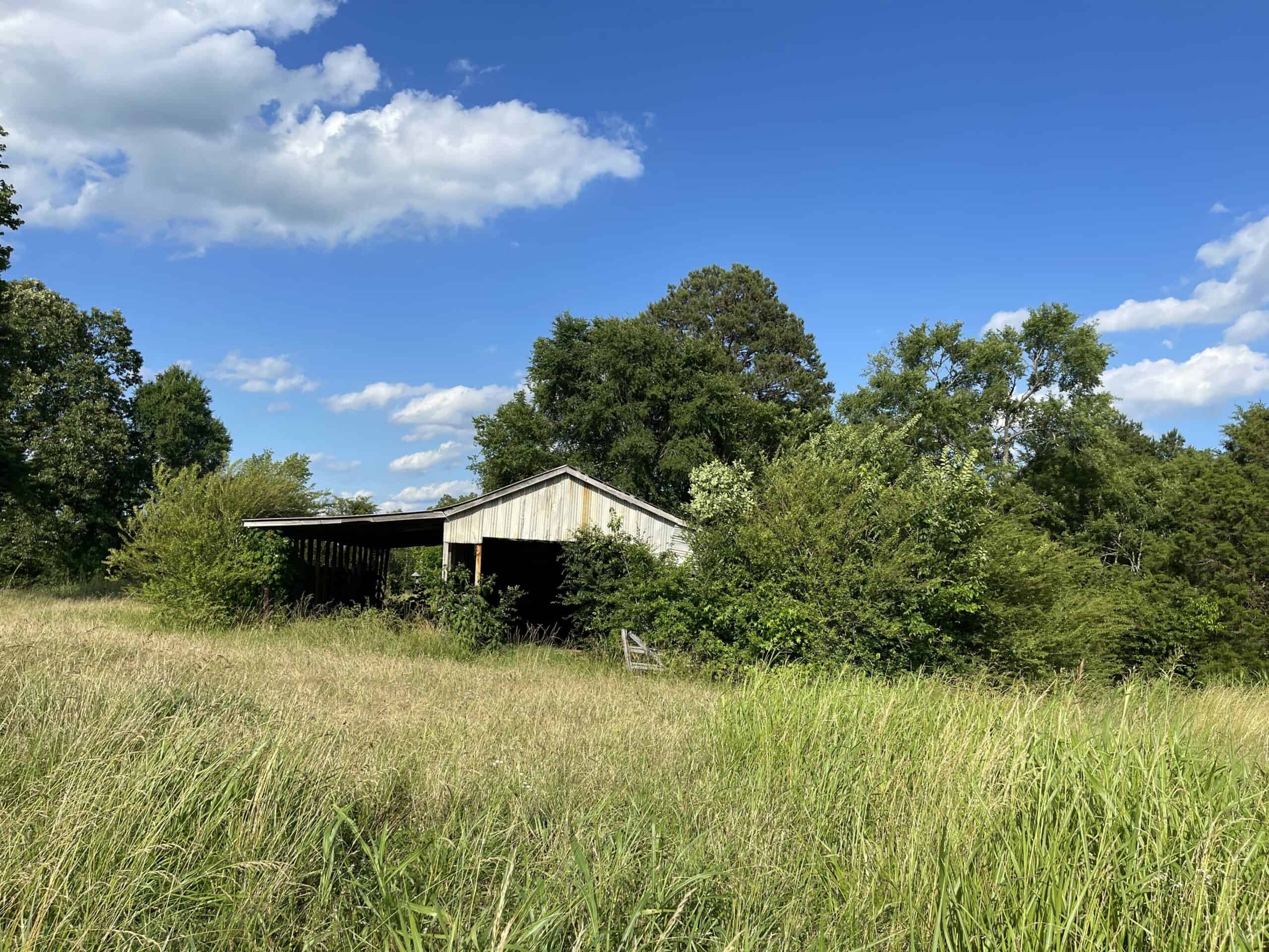 COUNTRY HOME FOR SALE IN MCNAIRY TN WITH 79.2 AC   – WHITE TAILED DEER HUNTING LAND – NO RESTRICTIONS