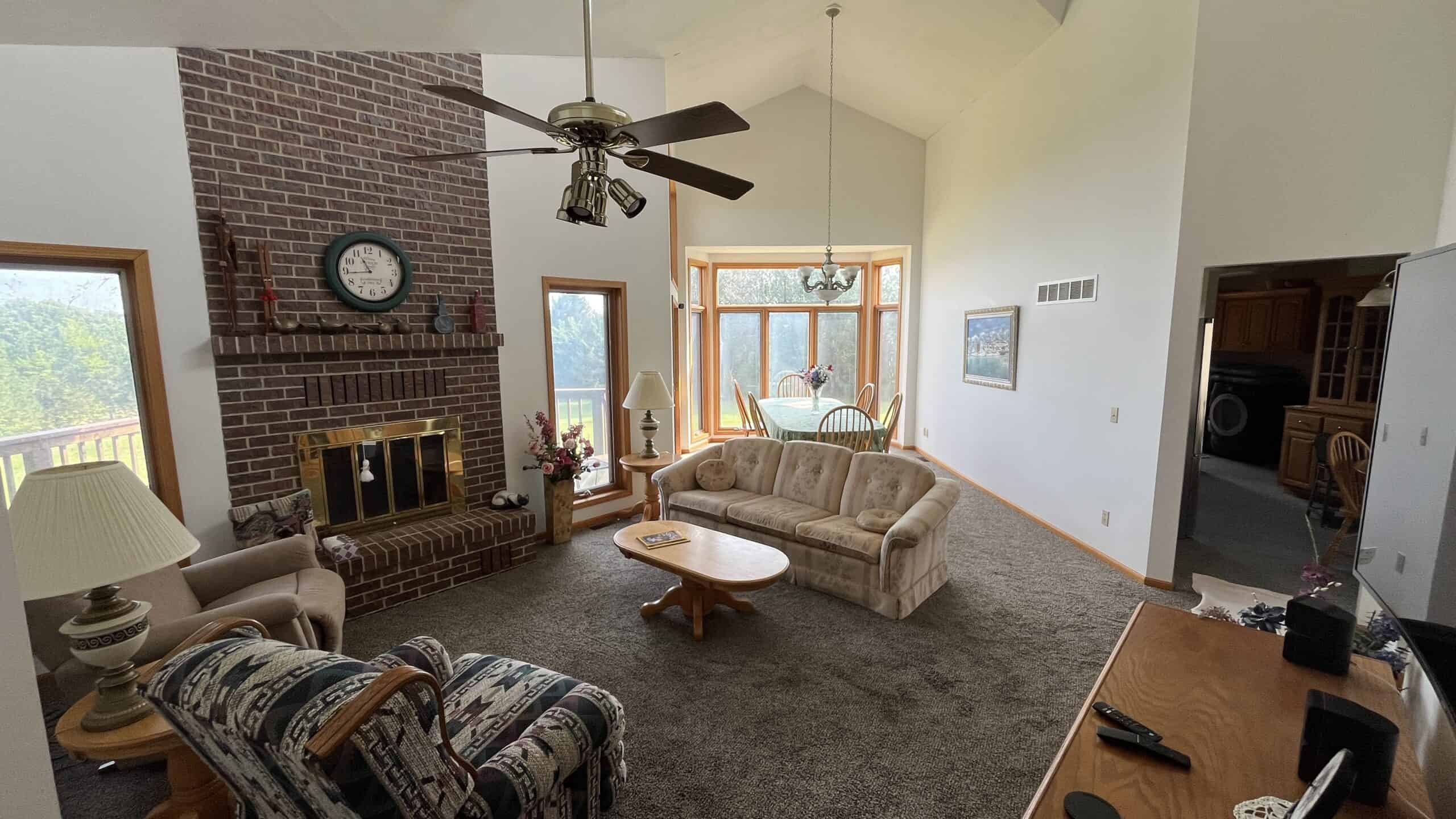 Home & Outbuildings on Acreage in Gentry County