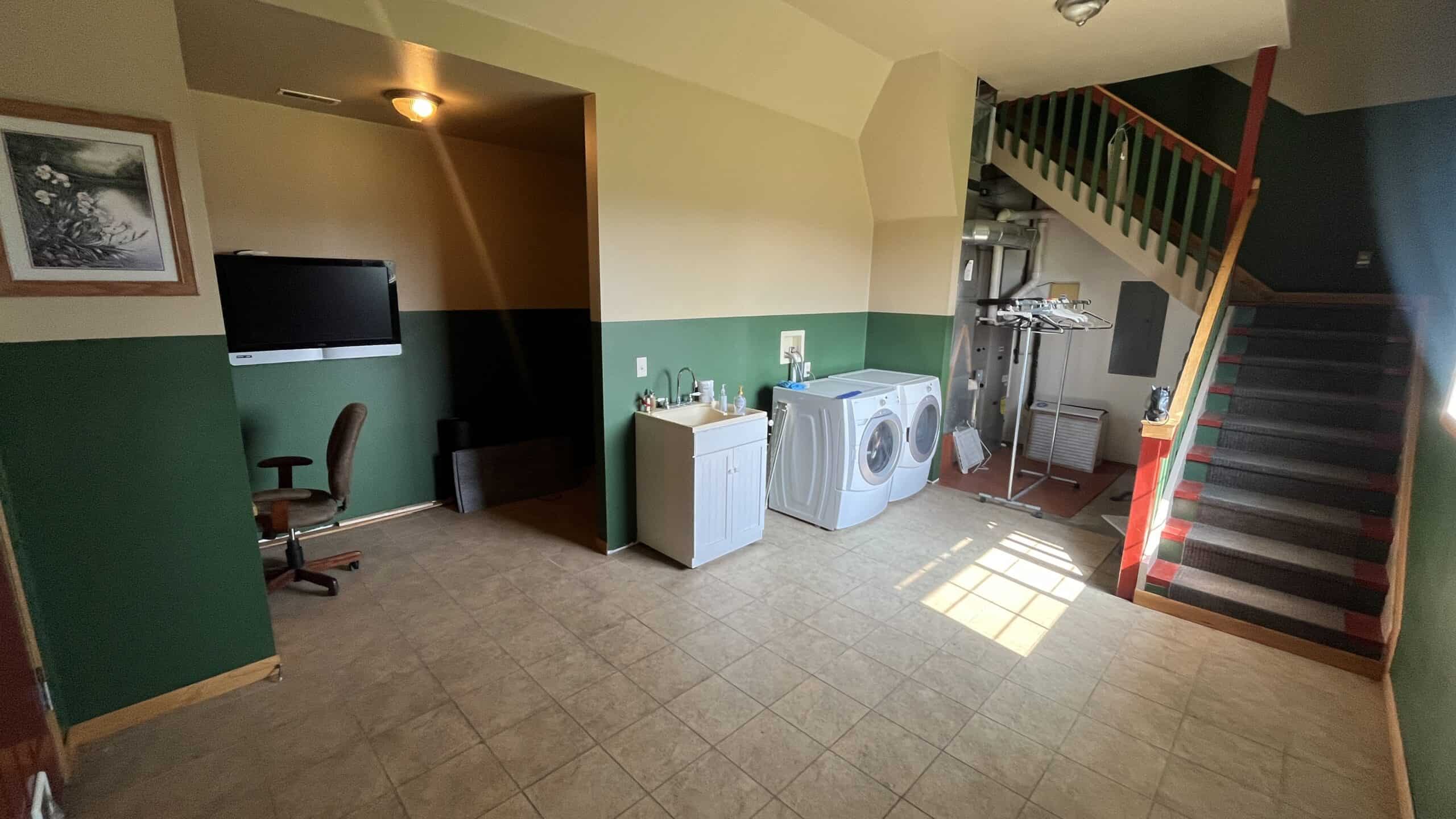 Home & Outbuildings on Acreage in Gentry County