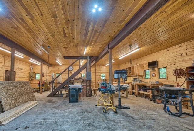 Corporate / Family Retreat For Sale – Entire Private Lake on 207 Acres