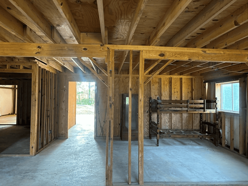 ±24.1 Acres Of East Texas Land With Insulated Shop And Pond