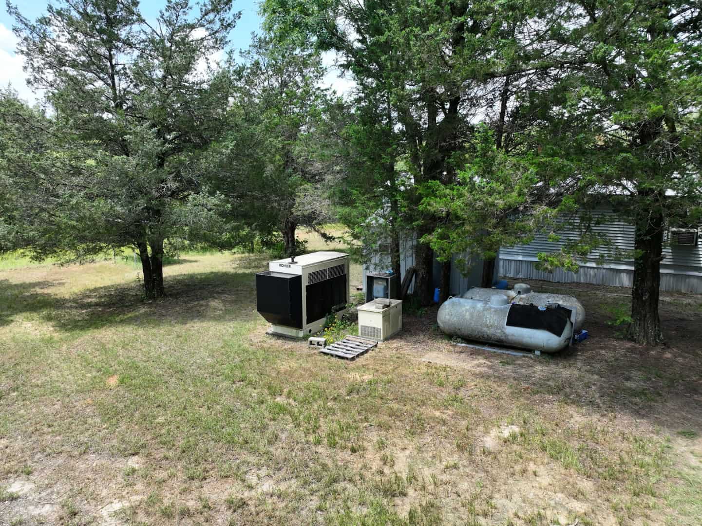 Hunters, Take Notice! 33.76 Acres of Off-Grid Bliss in Fairfield, TX – Your Ultimate Hunting Property!