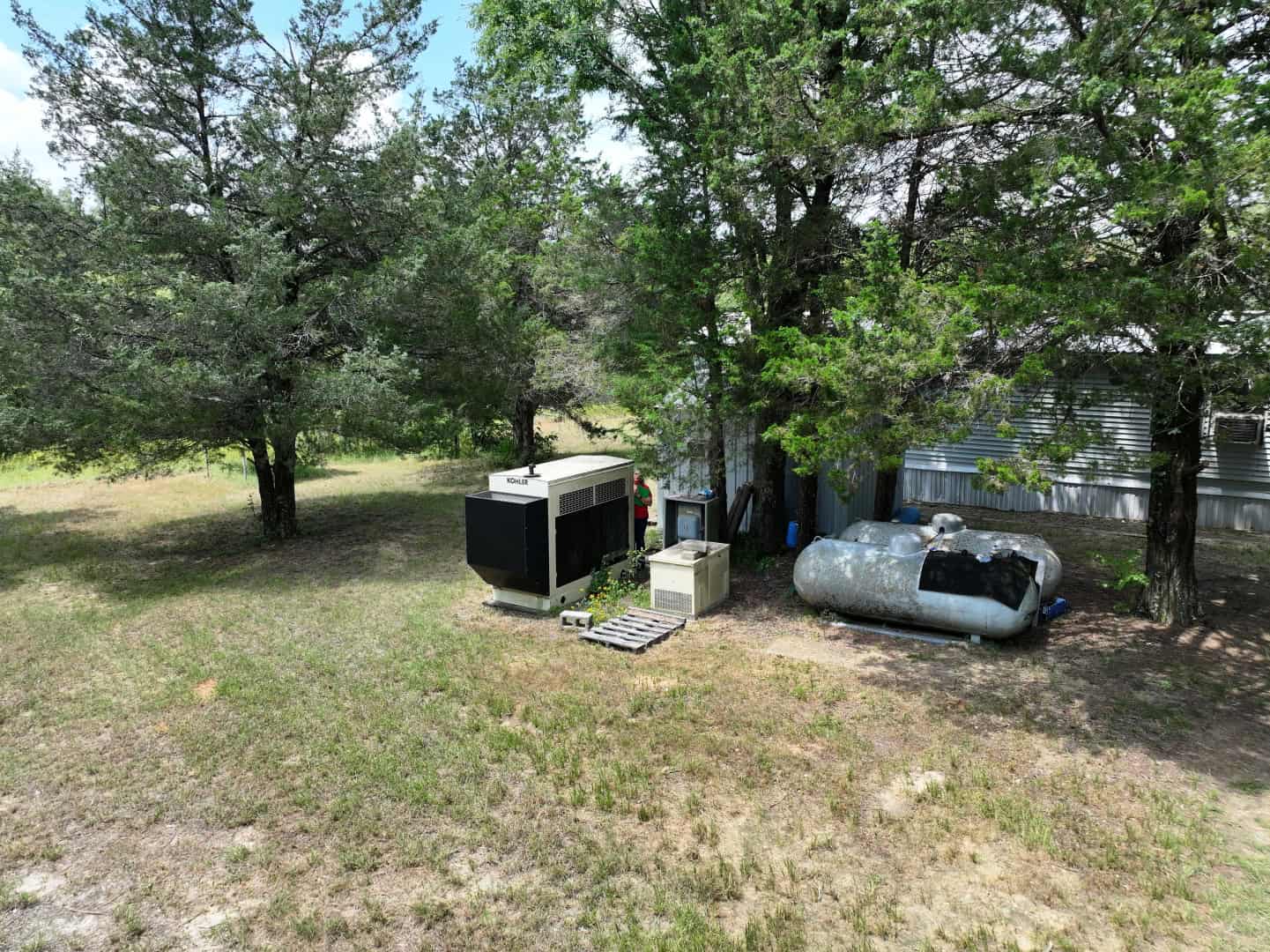 Hunters, Take Notice! 33.76 Acres of Off-Grid Bliss in Fairfield, TX – Your Ultimate Hunting Property!