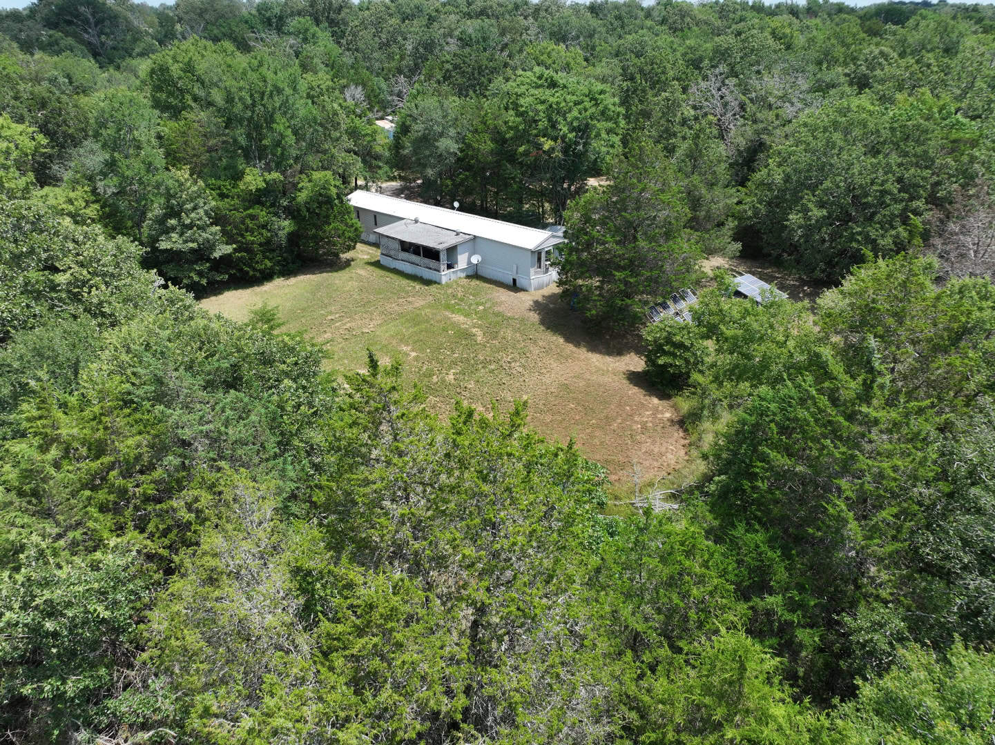 Hunters, Take Notice! 33.76 Acres of Off-Grid Bliss in Fairfield, TX – Your Ultimate Hunting Property!