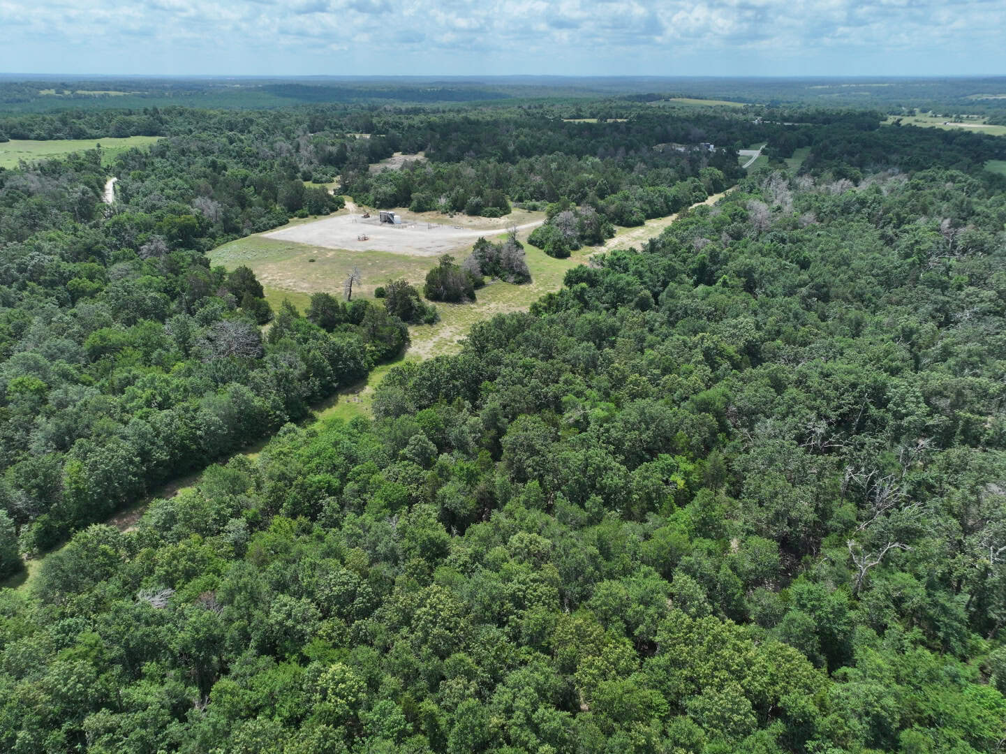 Hunters, Take Notice! 33.76 Acres of Off-Grid Bliss in Fairfield, TX – Your Ultimate Hunting Property!