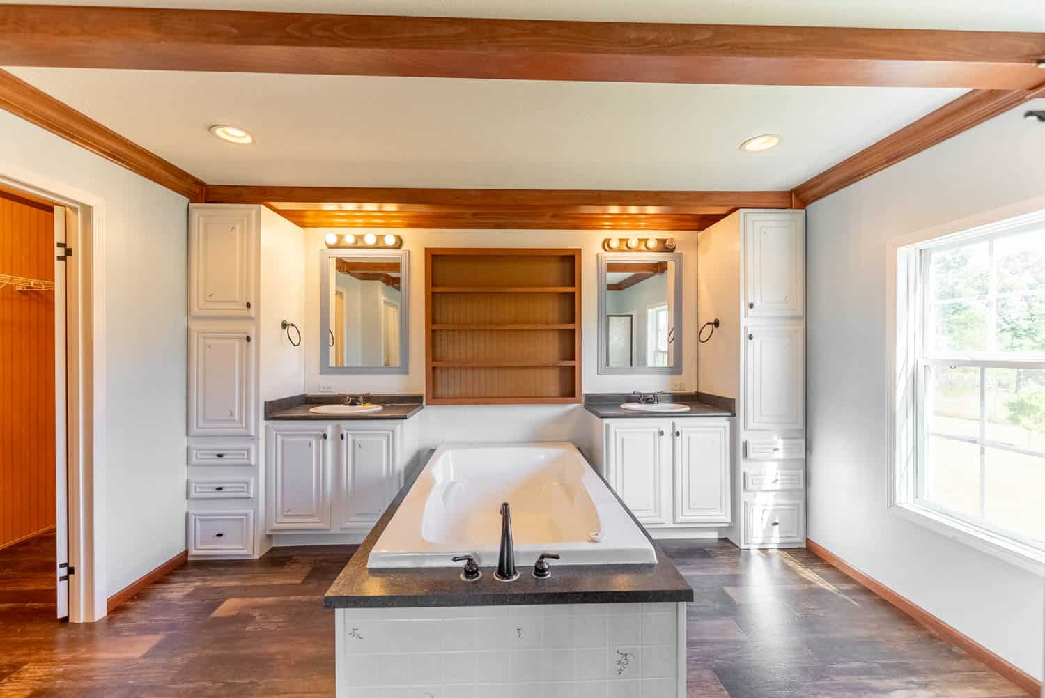 COUNTRY HOME WITH ACREAGE IN ARKANSAS
