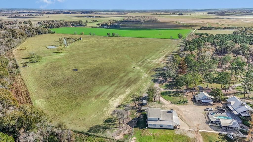 High Fence Hunting, 3 Lodges, 6 Cabins, Acadia Parish, LA