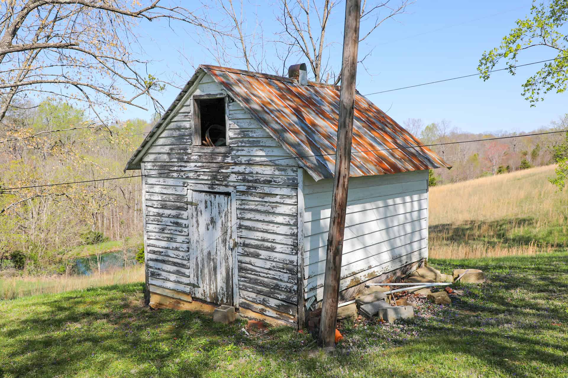 93 acre hunting property with home and large shop adjoining Lake Cumberland. Wayne County Kentucky. South Central Kentucky
