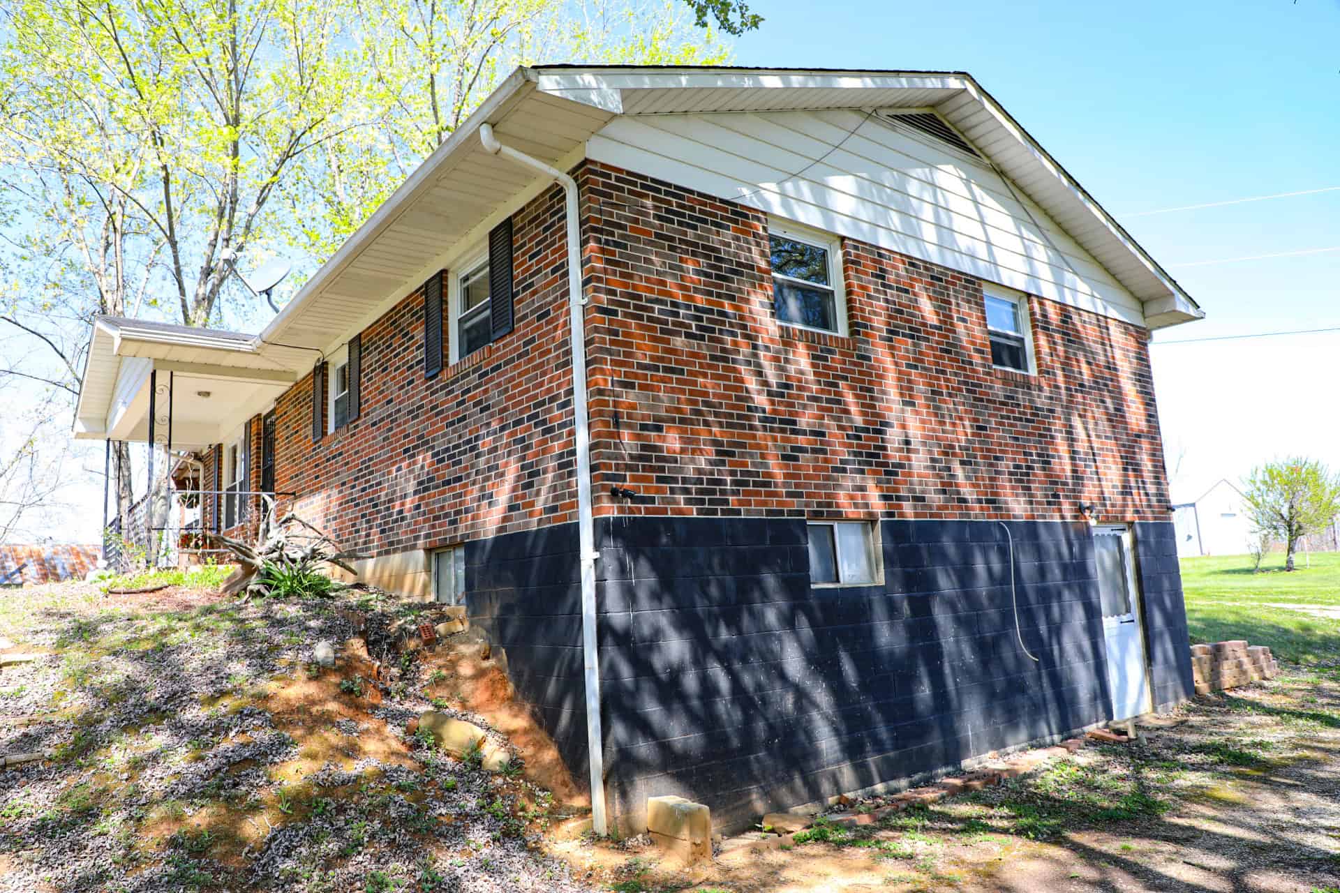 93 acre hunting property with home and large shop adjoining Lake Cumberland. Wayne County Kentucky. South Central Kentucky
