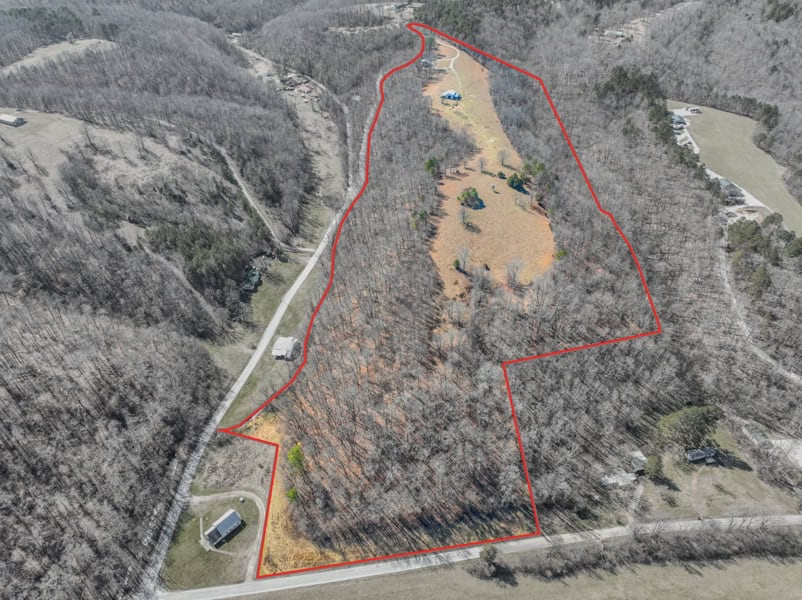 SECLUDED CABIN FOR SALE IN TENNESSEE WITH BARN & FENCING