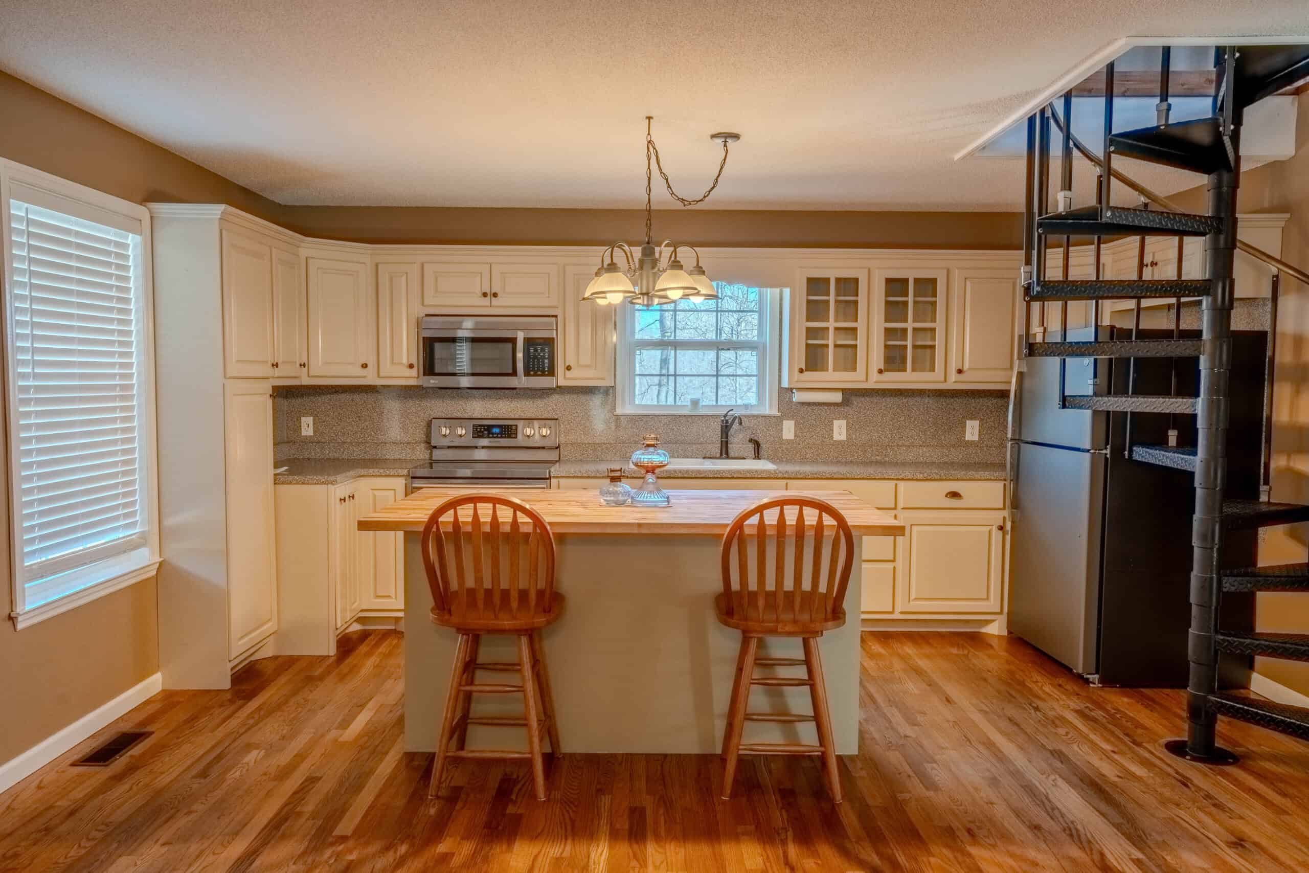 SECLUDED CABIN FOR SALE IN TENNESSEE WITH BARN & FENCING