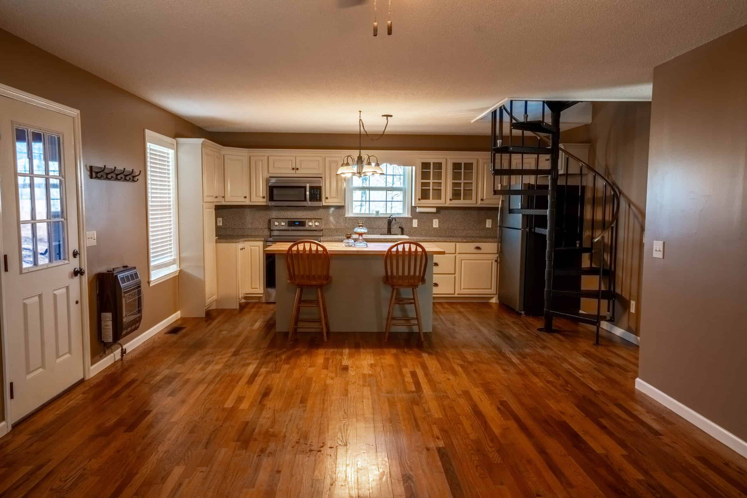 SECLUDED CABIN FOR SALE IN TENNESSEE WITH BARN & FENCING