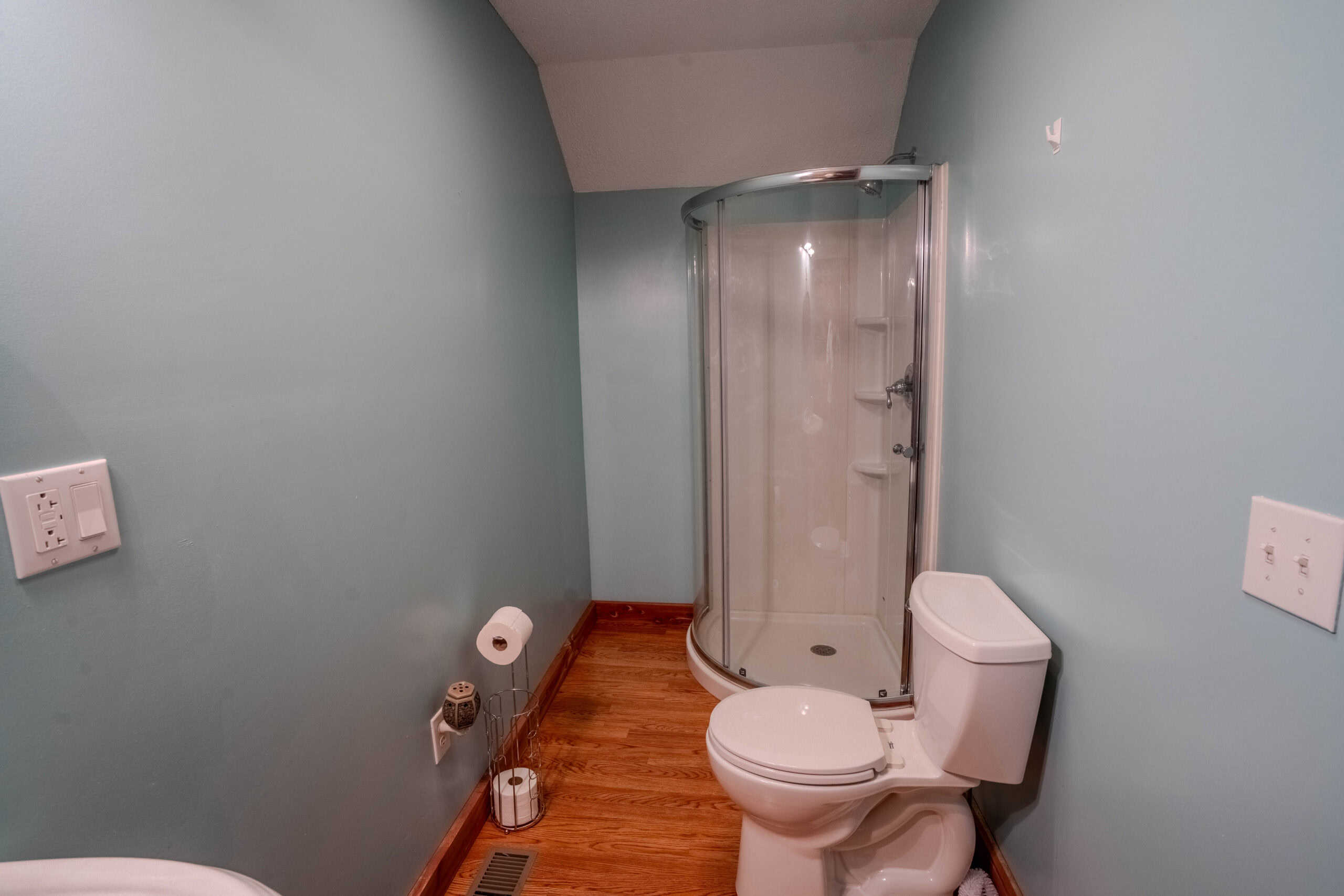 SECLUDED CABIN FOR SALE IN TENNESSEE WITH BARN & FENCING