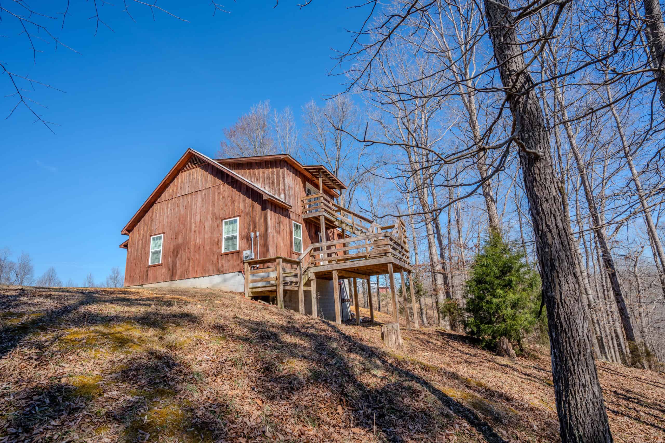 SECLUDED CABIN FOR SALE IN TENNESSEE WITH BARN & FENCING