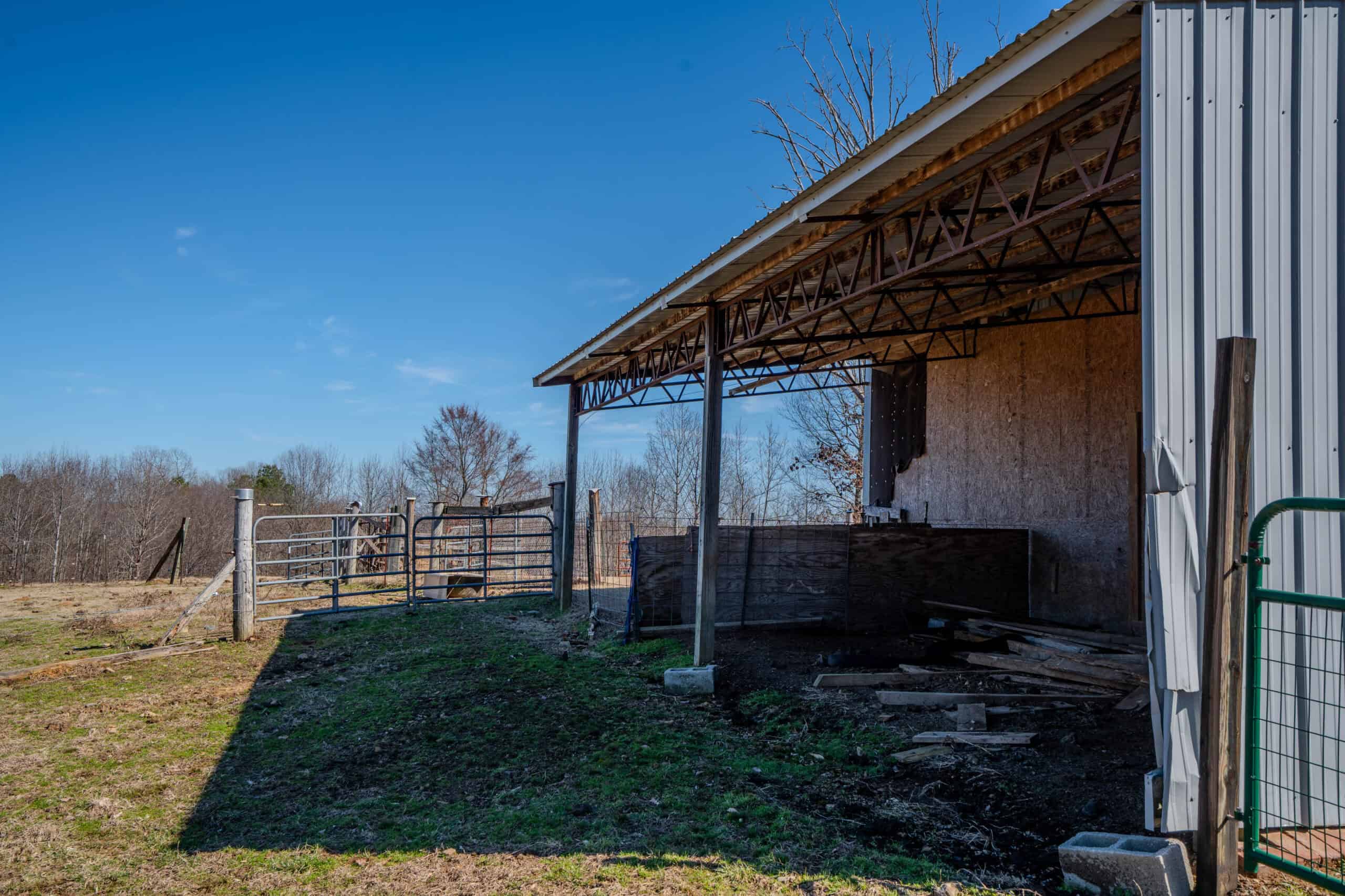 SECLUDED CABIN FOR SALE IN TENNESSEE WITH BARN & FENCING