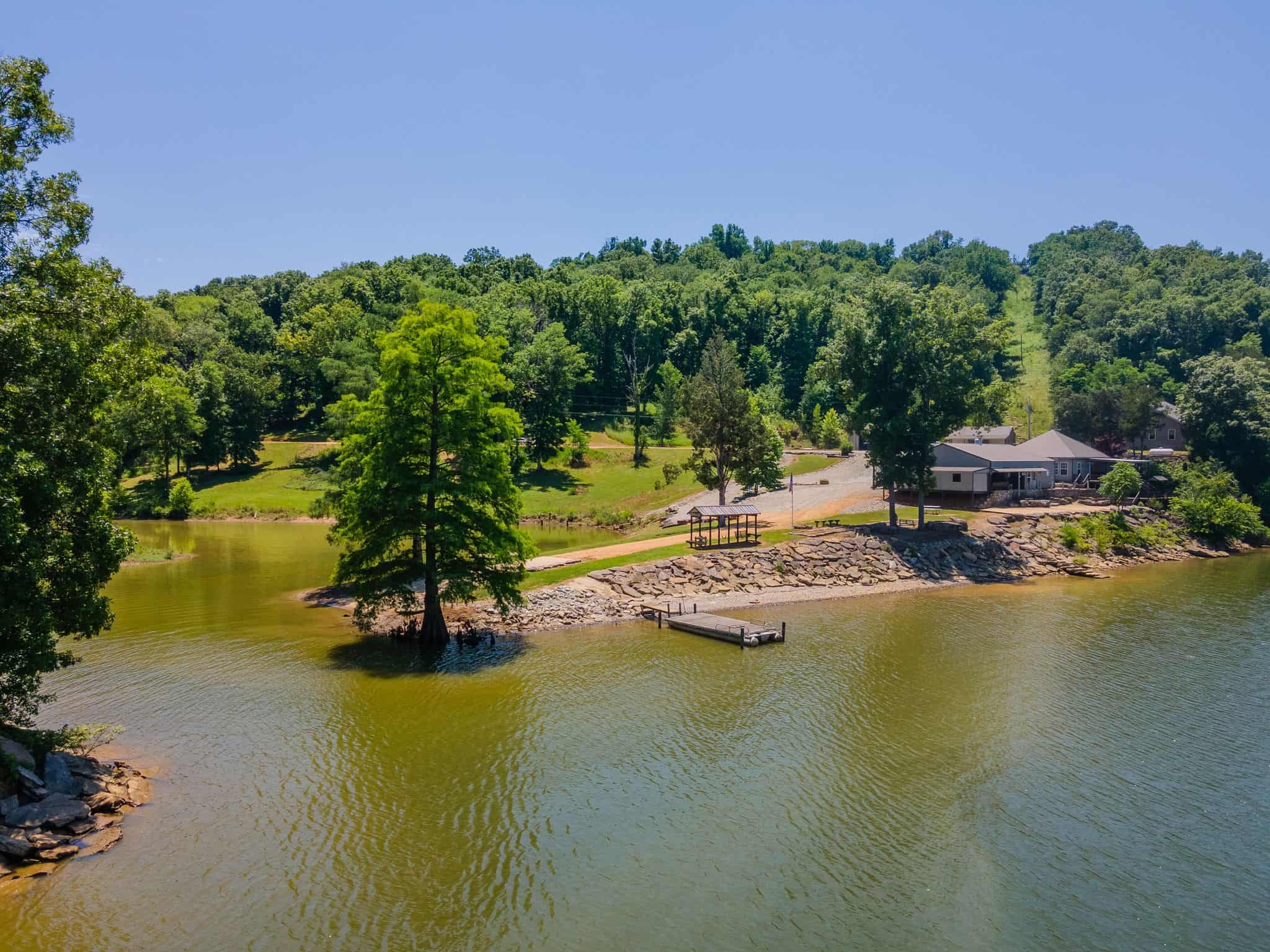 PRIVATE WATERFRONT RETREAT ON THE TENNESSEE RIVER