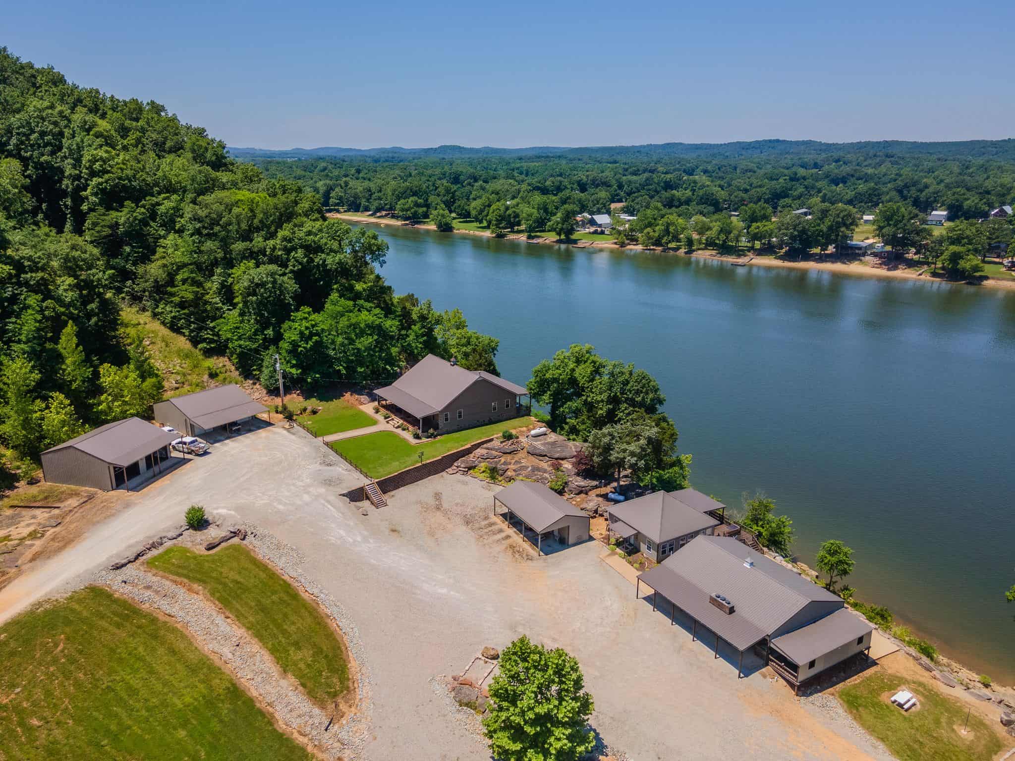 PRIVATE WATERFRONT RETREAT ON THE TENNESSEE RIVER