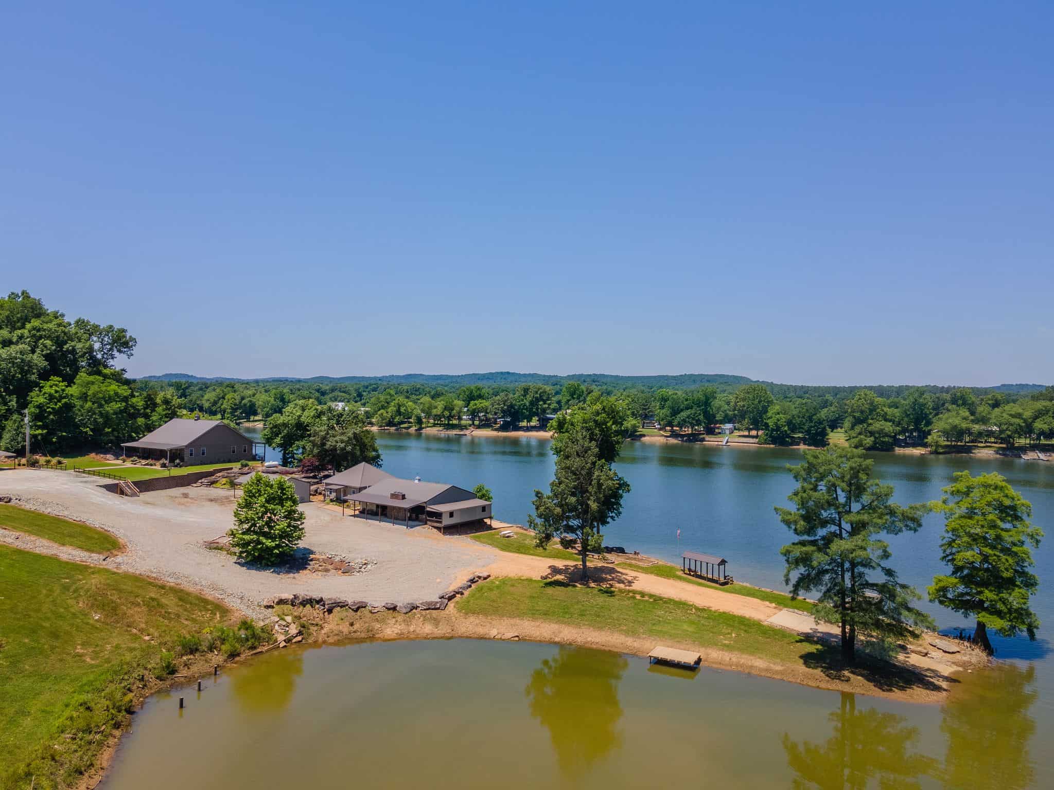 PRIVATE WATERFRONT RETREAT ON THE TENNESSEE RIVER