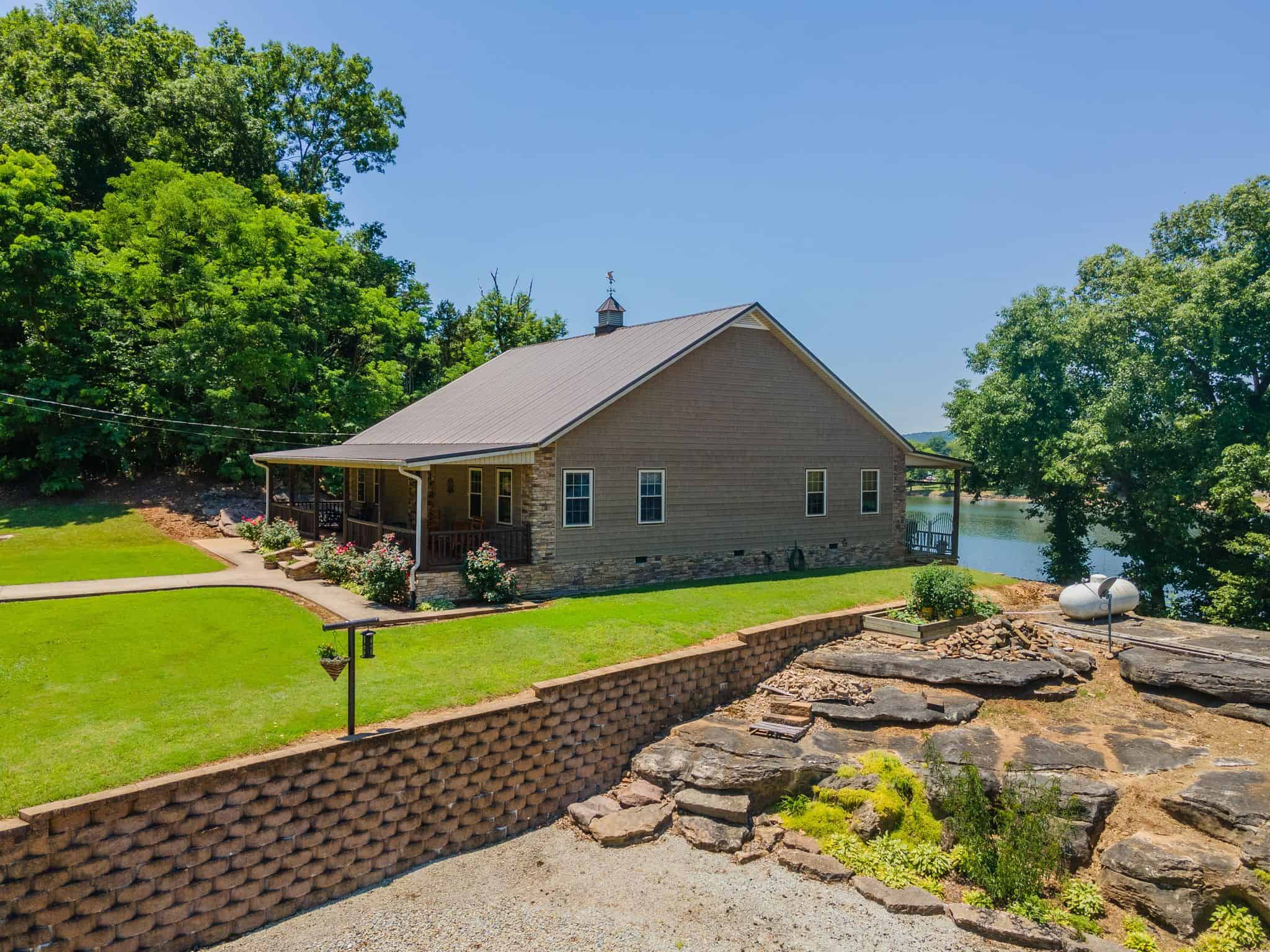 PRIVATE WATERFRONT RETREAT ON THE TENNESSEE RIVER