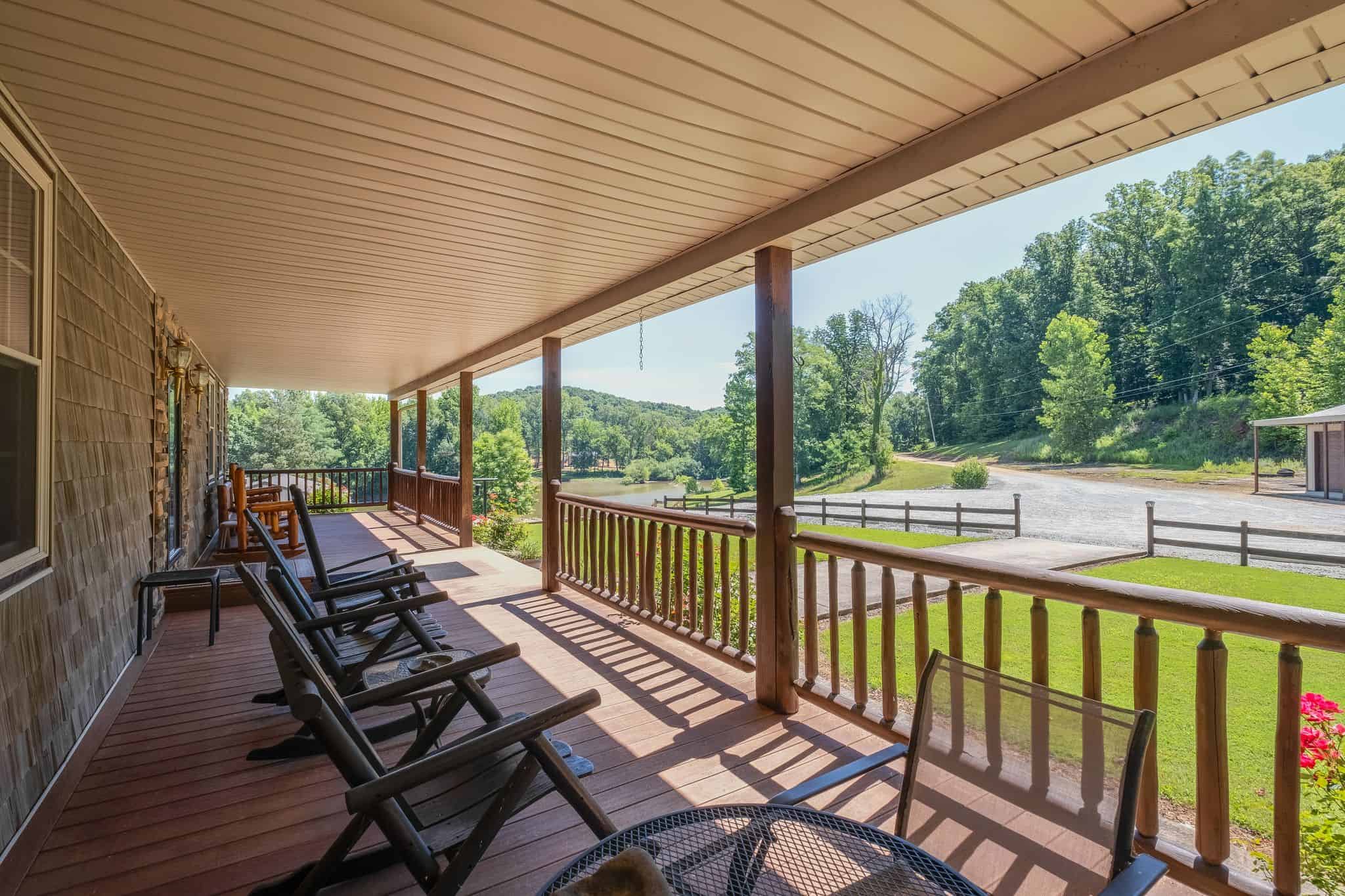 PRIVATE WATERFRONT RETREAT ON THE TENNESSEE RIVER