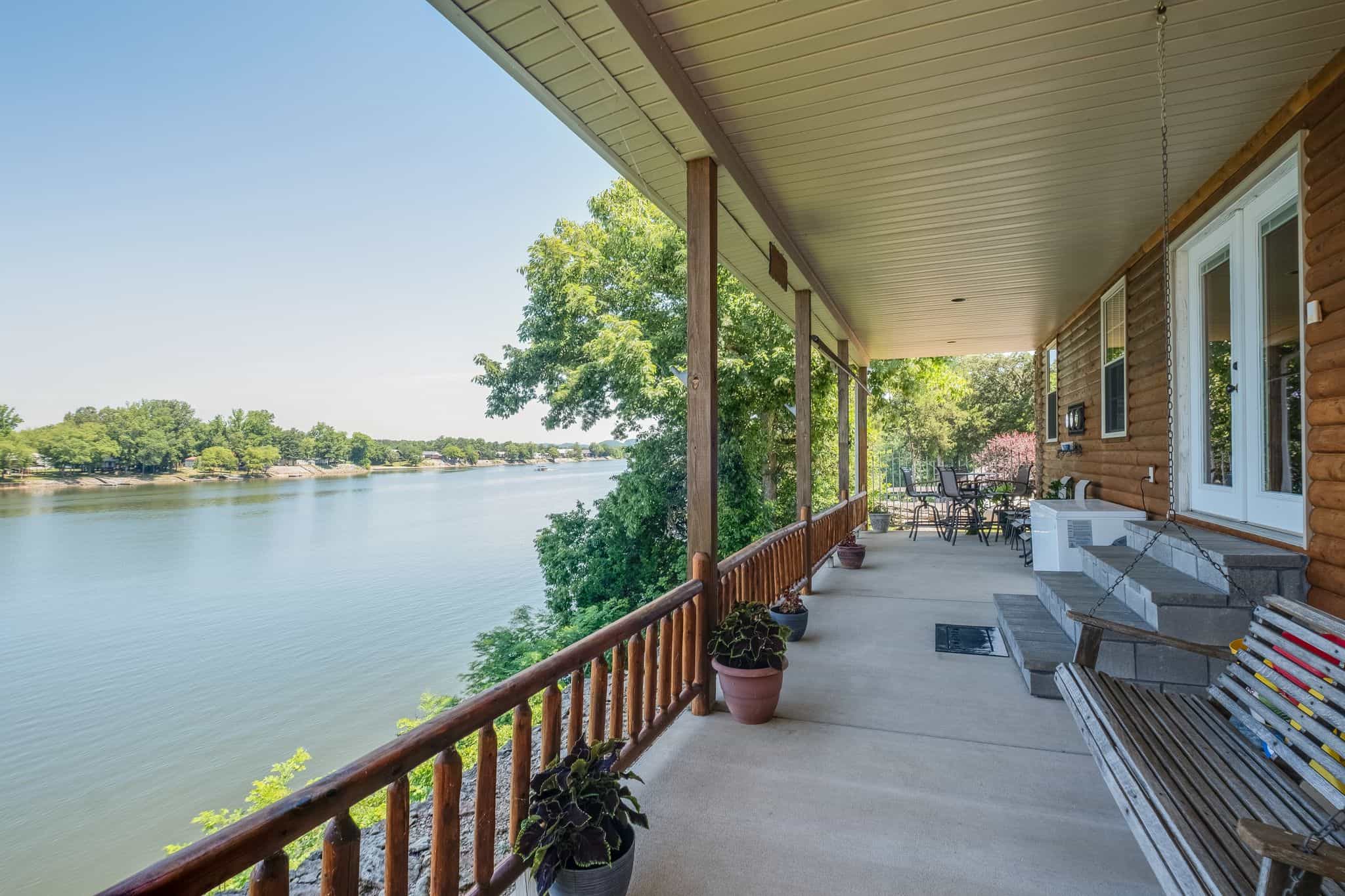 PRIVATE WATERFRONT RETREAT ON THE TENNESSEE RIVER