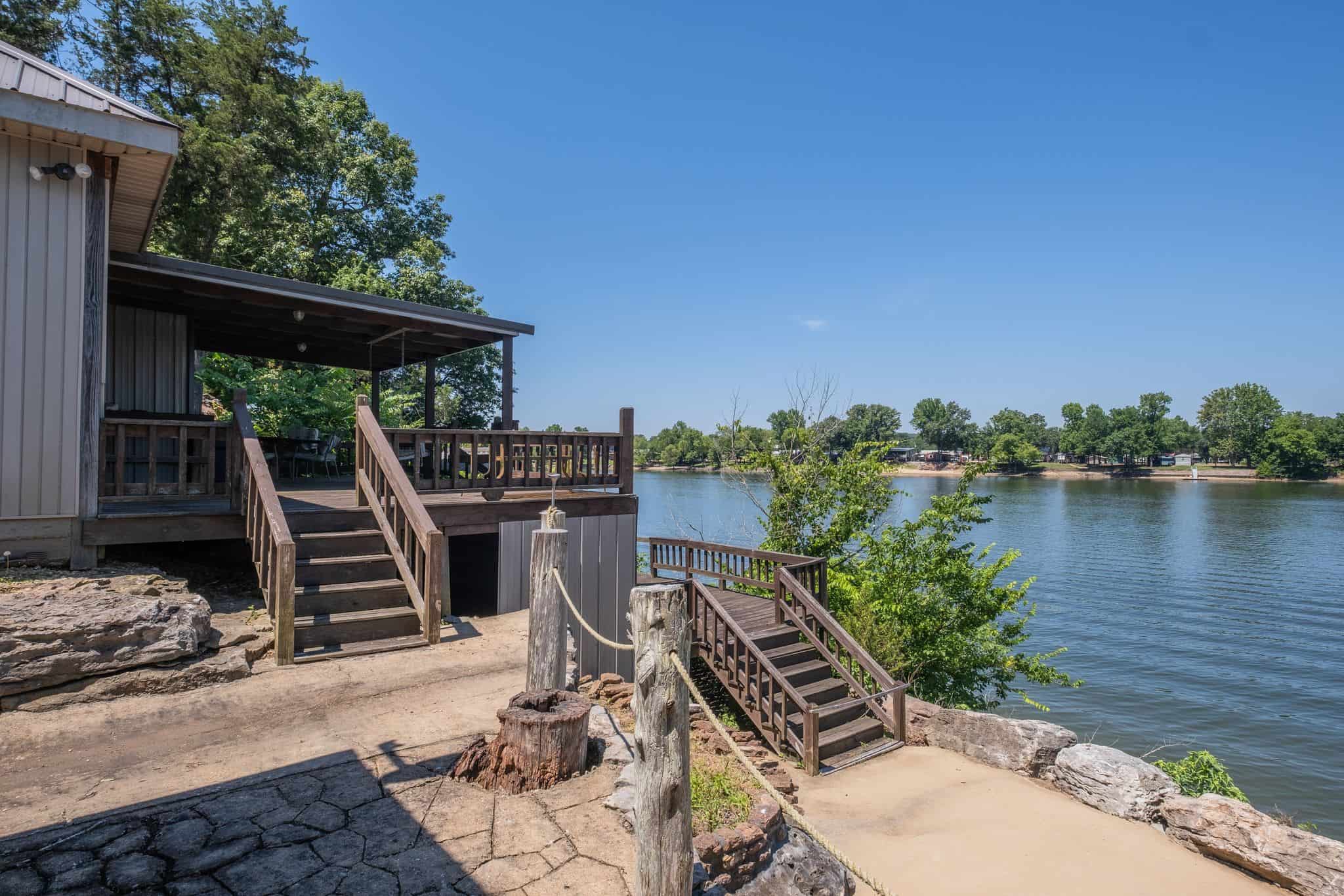 PRIVATE WATERFRONT RETREAT ON THE TENNESSEE RIVER