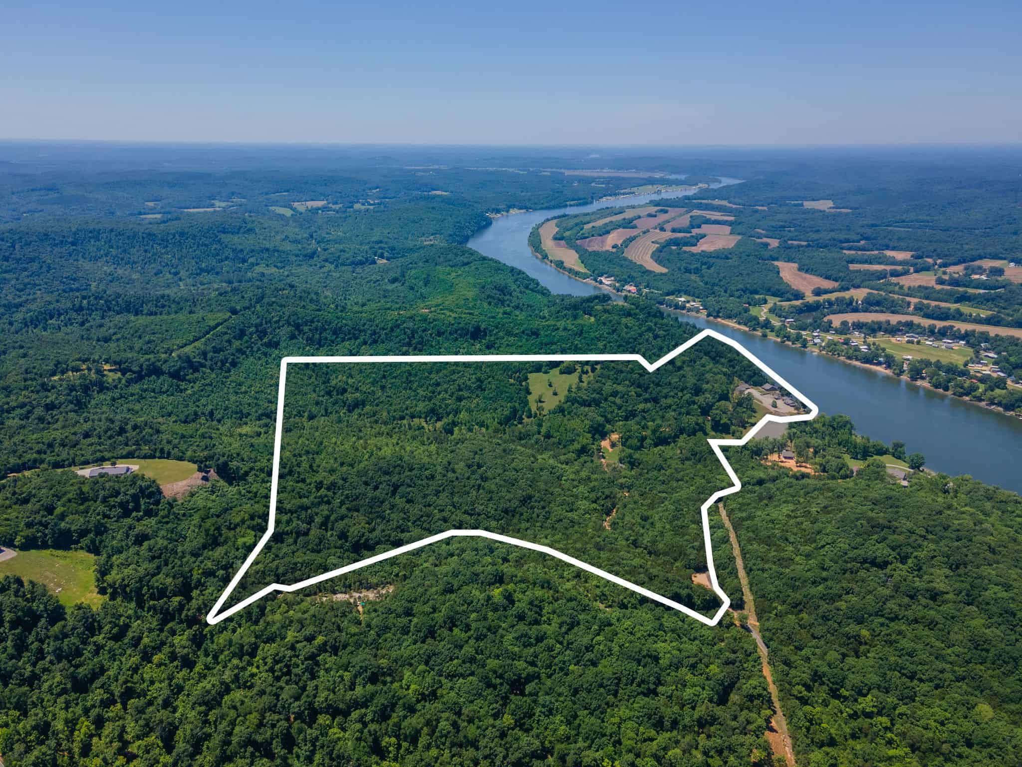 PRIVATE WATERFRONT RETREAT ON THE TENNESSEE RIVER