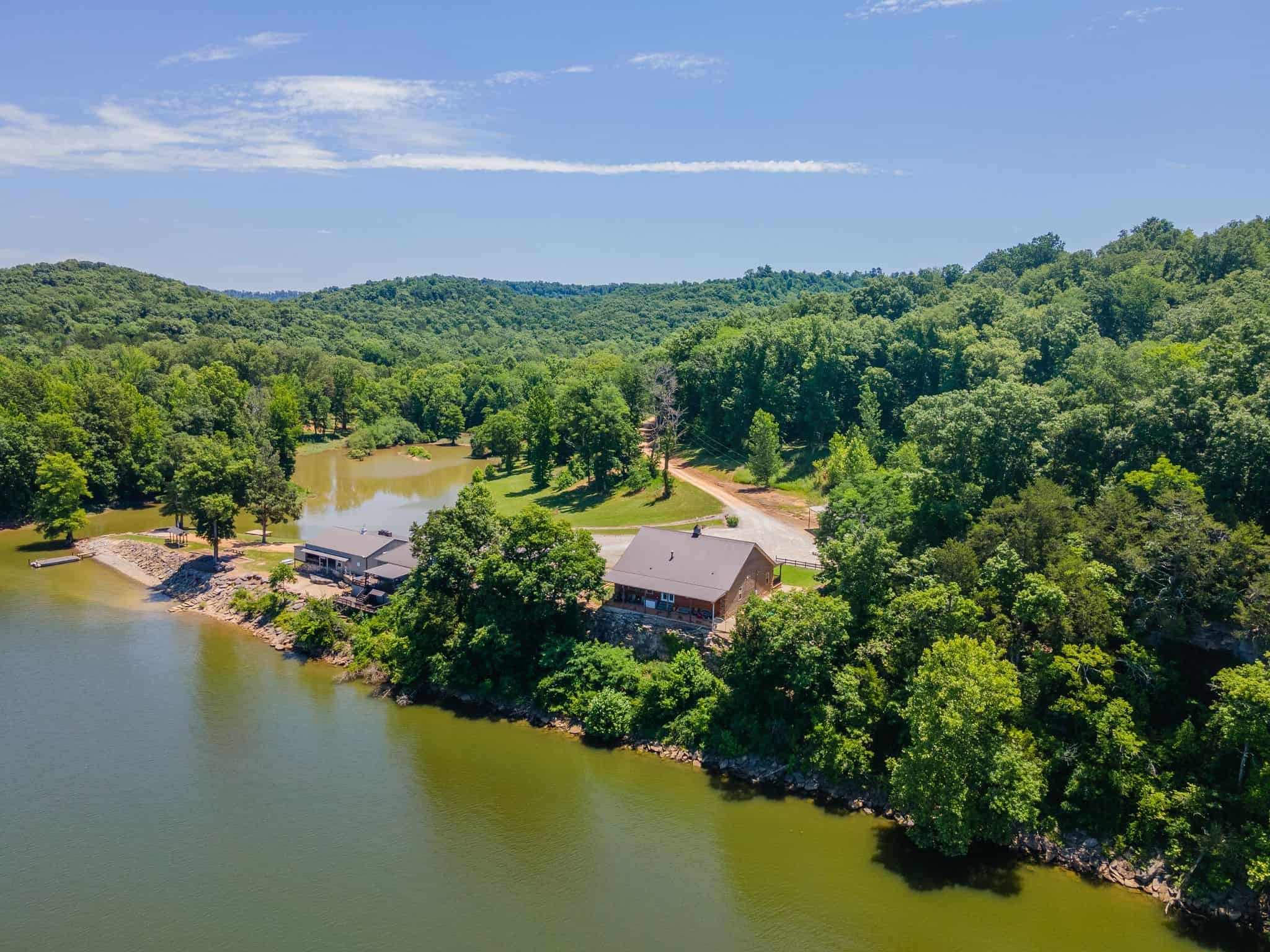 PRIVATE WATERFRONT RETREAT ON THE TENNESSEE RIVER
