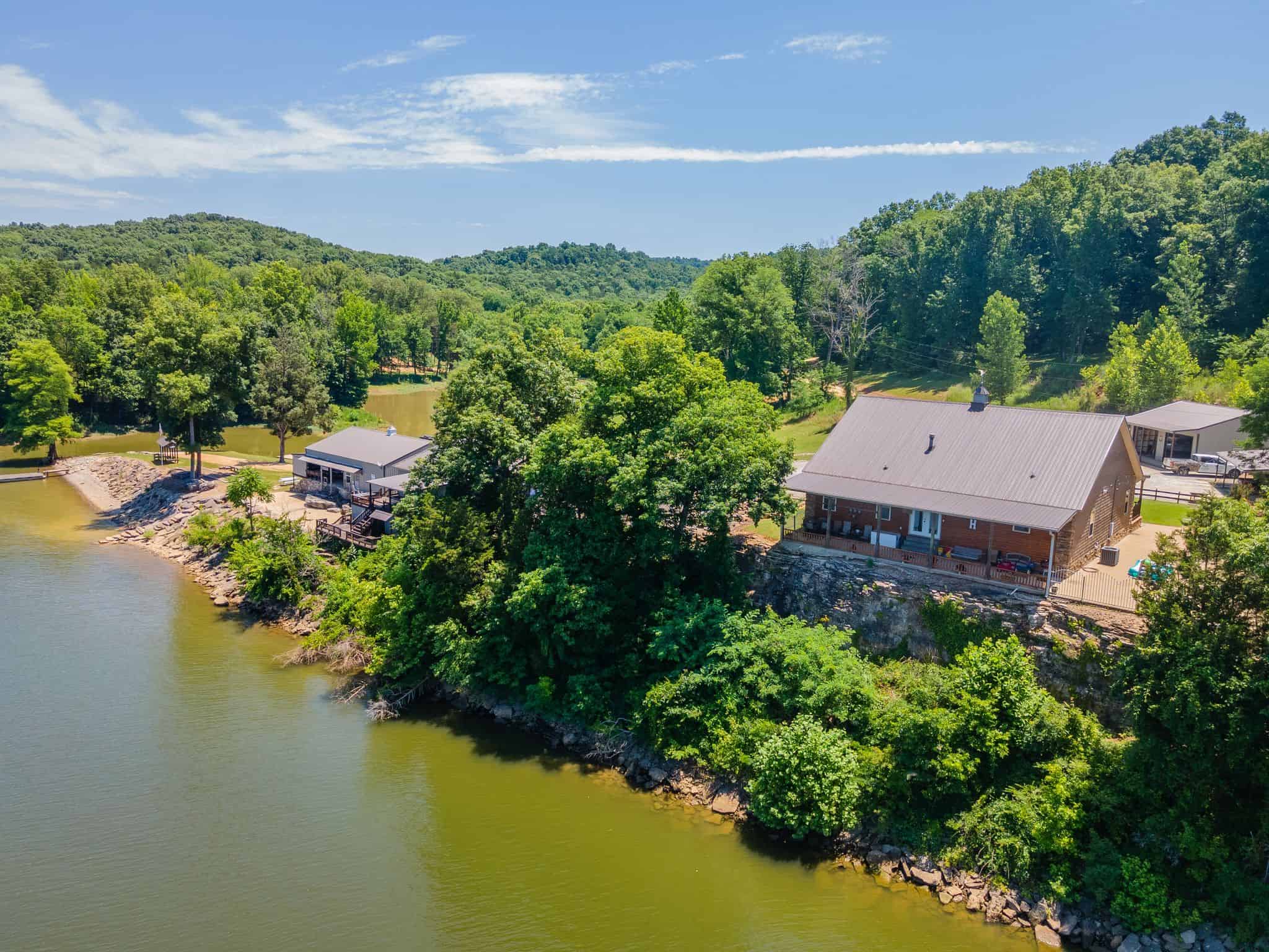 PRIVATE WATERFRONT RETREAT ON THE TENNESSEE RIVER